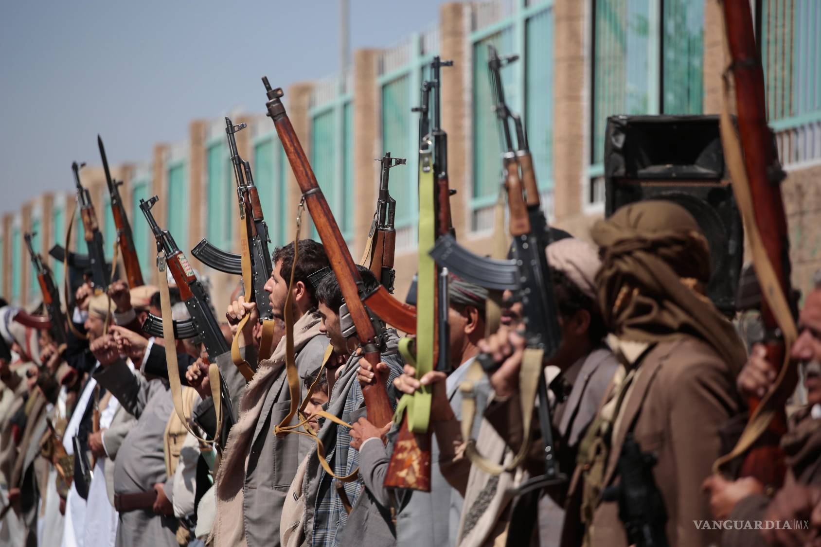 $!artidarios hutíes portan sus fusiles mientras asisten a una concentración tribal armada en Saná, Yemen, el miércoles 7 de octubre de 2026.