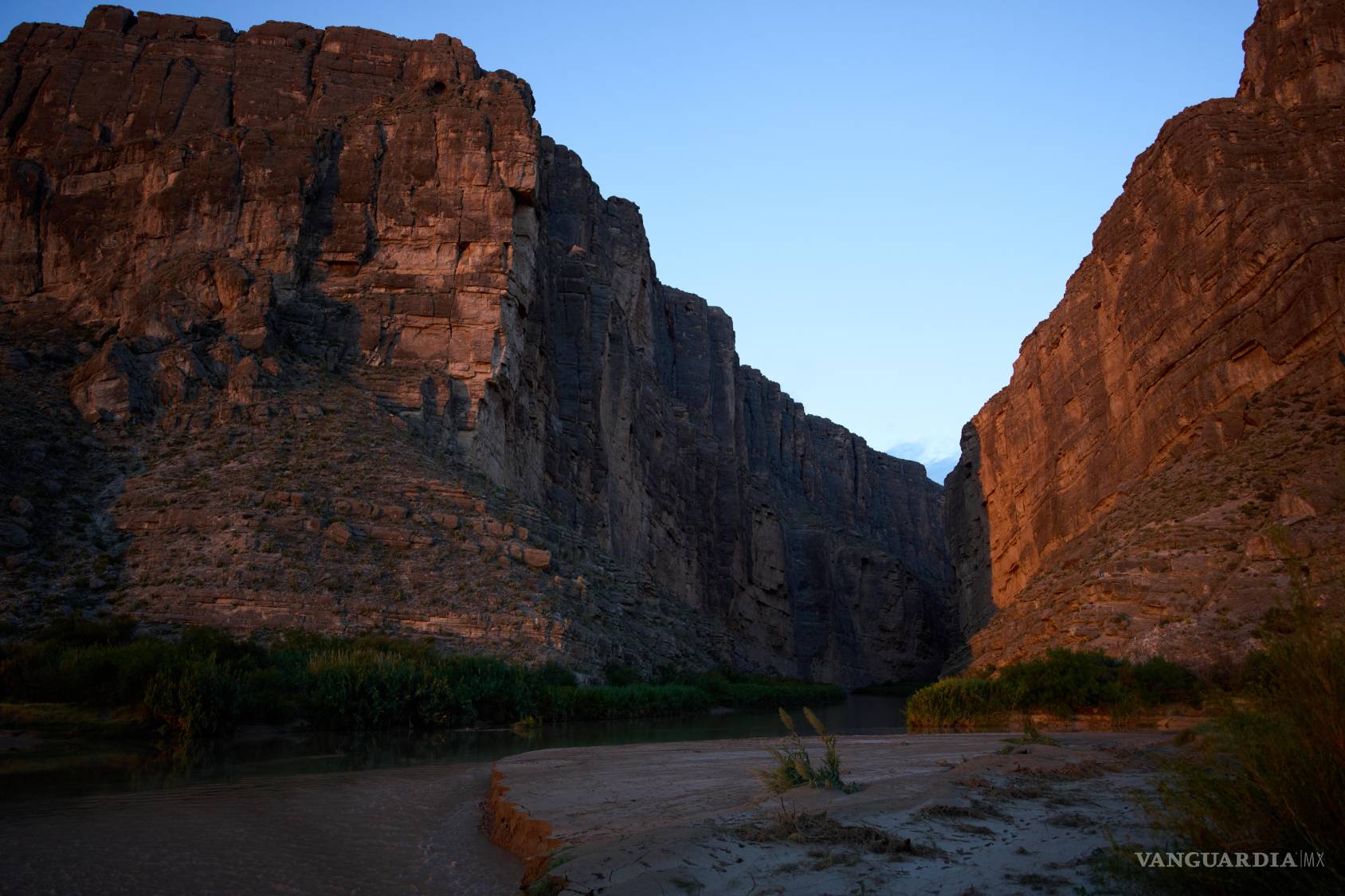 $!El sol naciente ilumina el cañón de Santa Elena el sábado 26 de septiembre de 2026, en el Parque Nacional Big Bend, Texas.