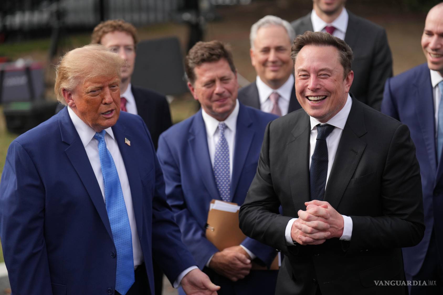 $!El presidente Donald Trump y Elon Musk se reúnen con periodistas en la Casa Blanca, en Washington Tras entrevistarse con CEOs de empresas de IA.
