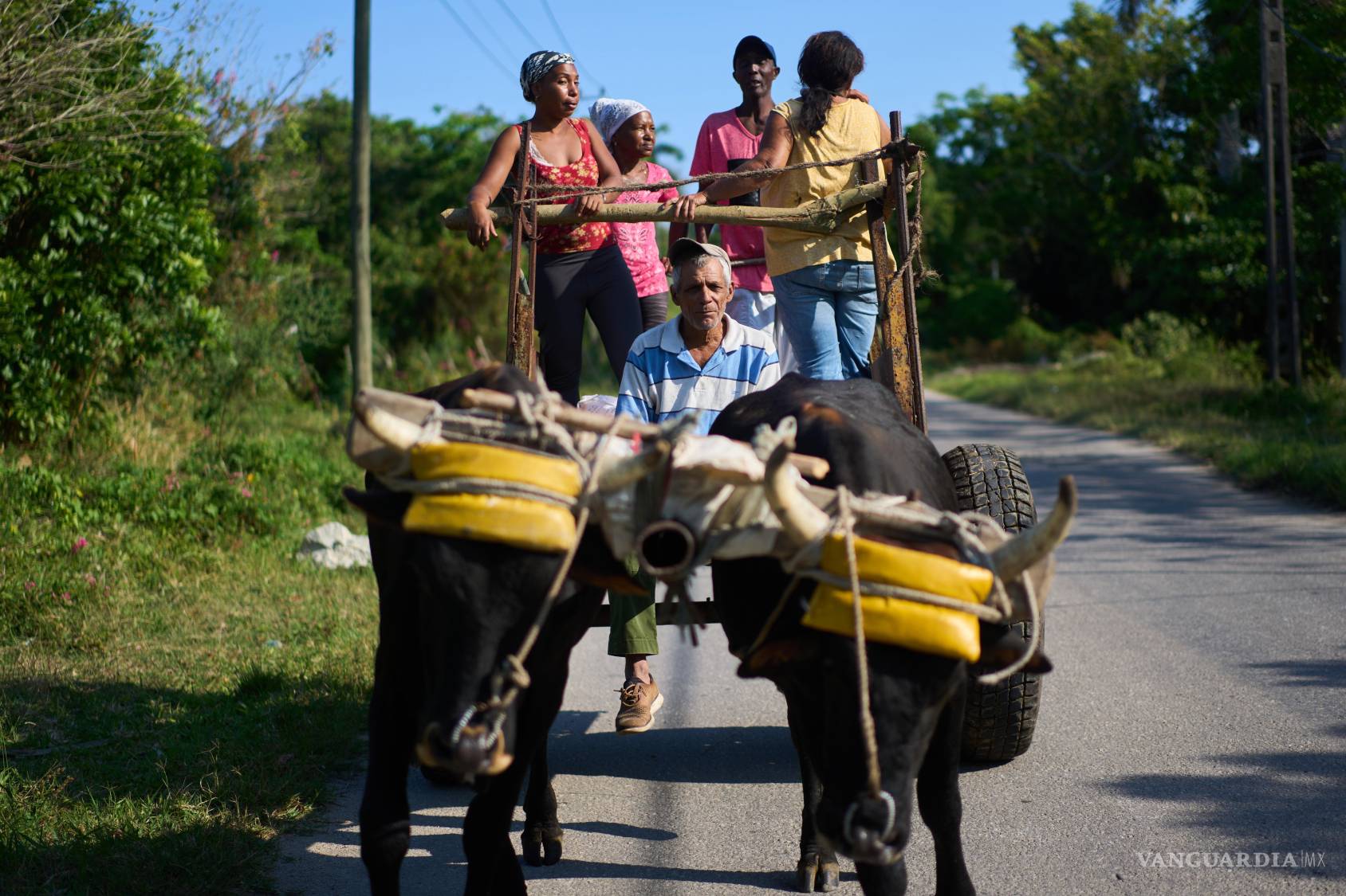 $!Agricultores se desplazan sobre una carreta en Minas, Cuba.