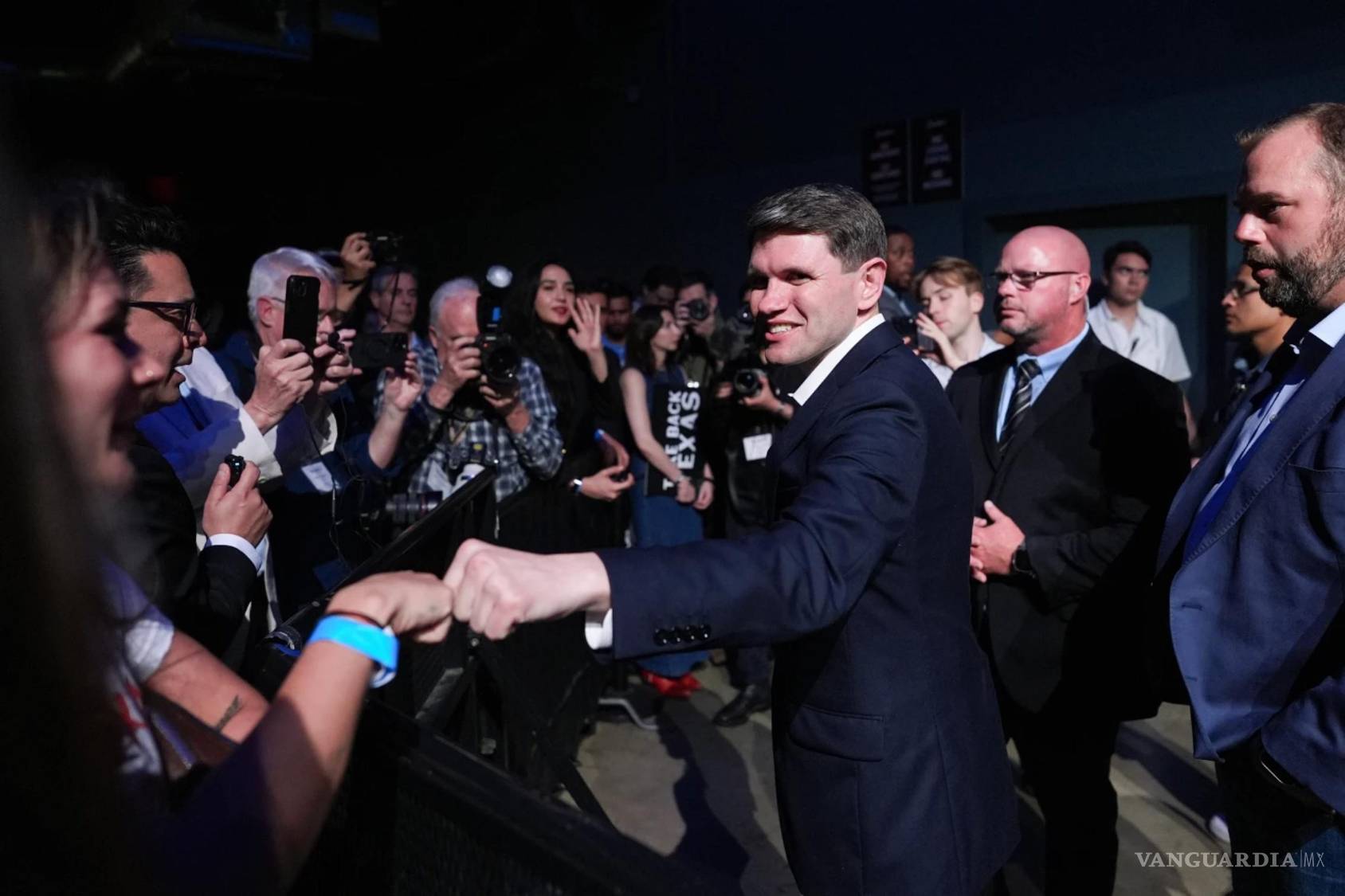 $!El representante estatal de Texas, James Talarico, demócrata por Austin y candidato demócrata al Senado de los Estados Unidos, saluda a sus simpatizantes.