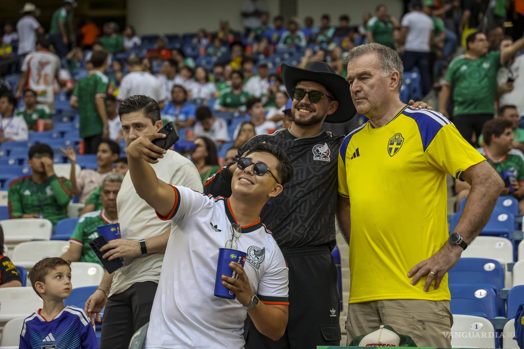 $!Desde Veracruz hasta Argentina: la fiesta multicultural inunda el Estadio Monterrey