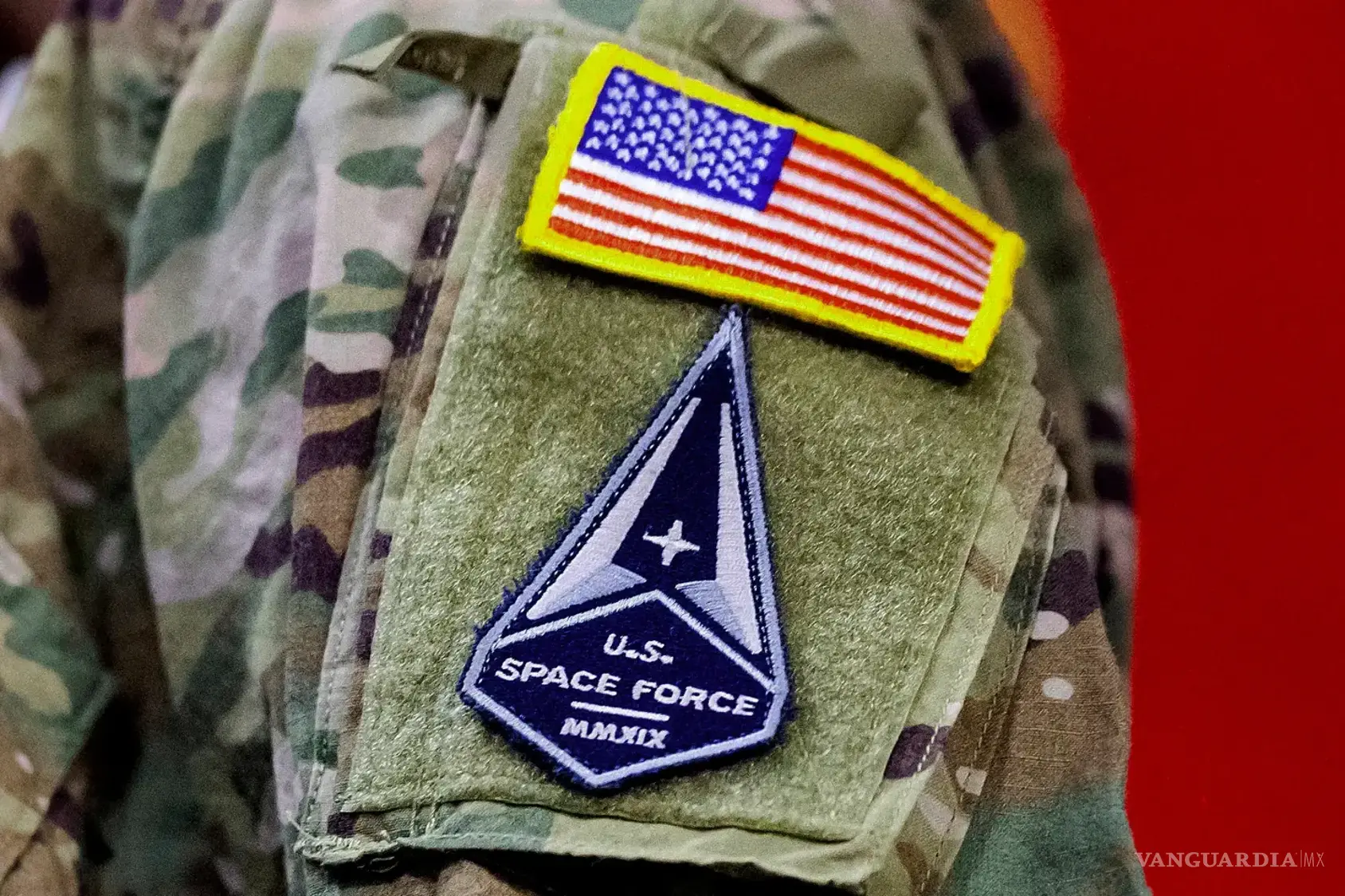 $!Un militar viste el uniforme de la Fuerza Espacial de EU durante una ceremonia de transición de miembros de la Fuerza Aérea en California, el 12 de febrero de 2021.