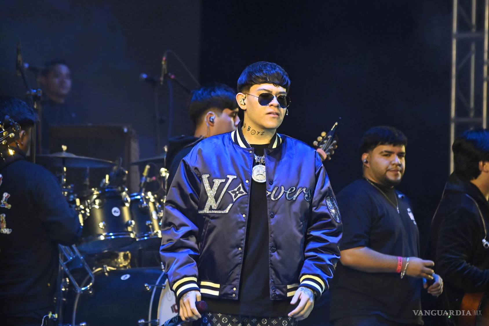 $!El cantante invitó al público a “llorar juntos” con temas como Y Lloro, generando un momento íntimo entre los asistentes.