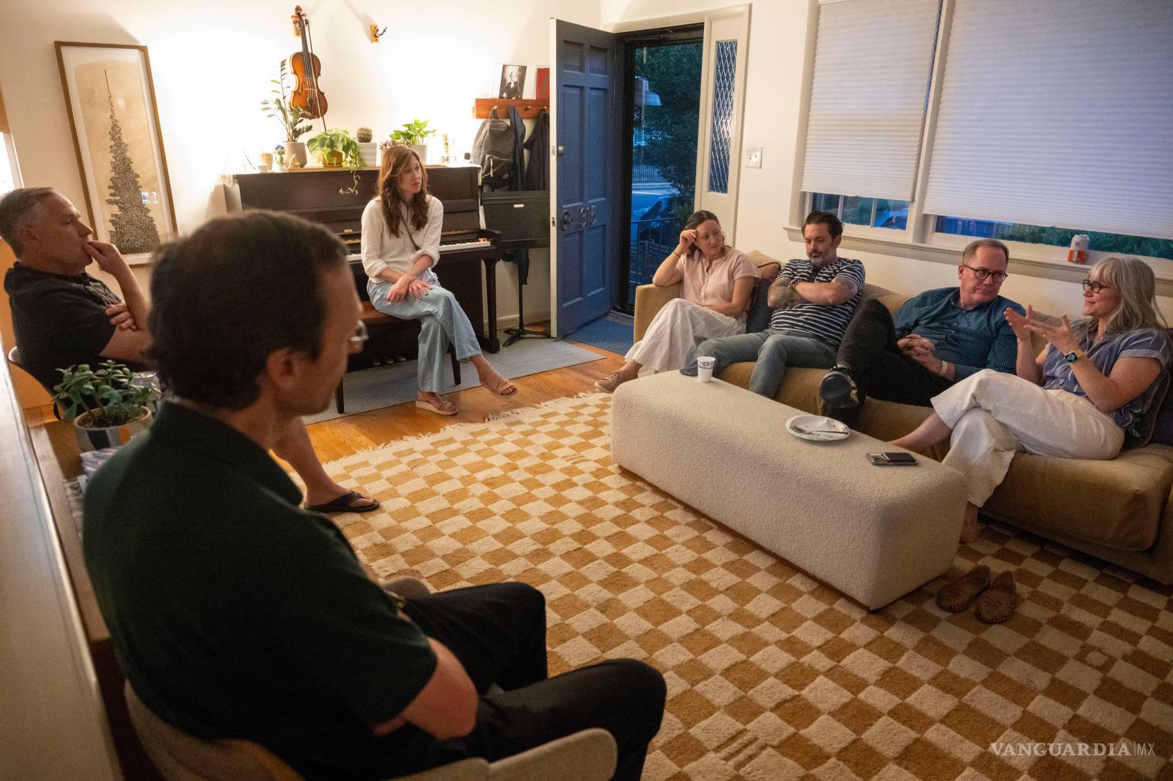 $!LuAnn Oliver (d) conversa con un grupo de padres de alumnos sobre cómo contrarrestar el tiempo que los niños pasan frente a las pantallas en la escuela.