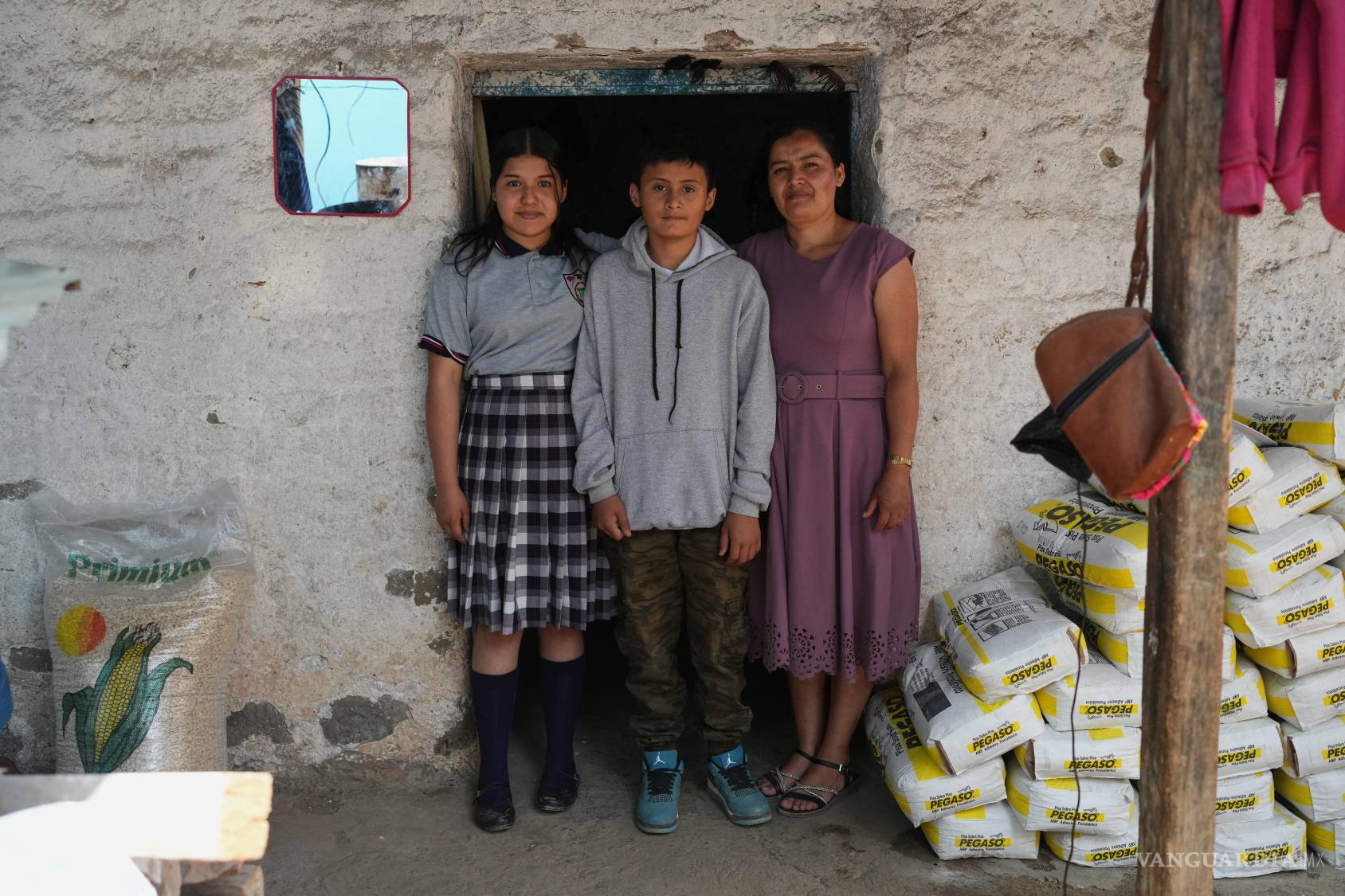 $!Mirsy Maricela Alva López, derecha, y sus hijos, Ederson, centro, y Briseidy posan para fotografías en su casa en San Martín Cuchumatán, Guatemala.