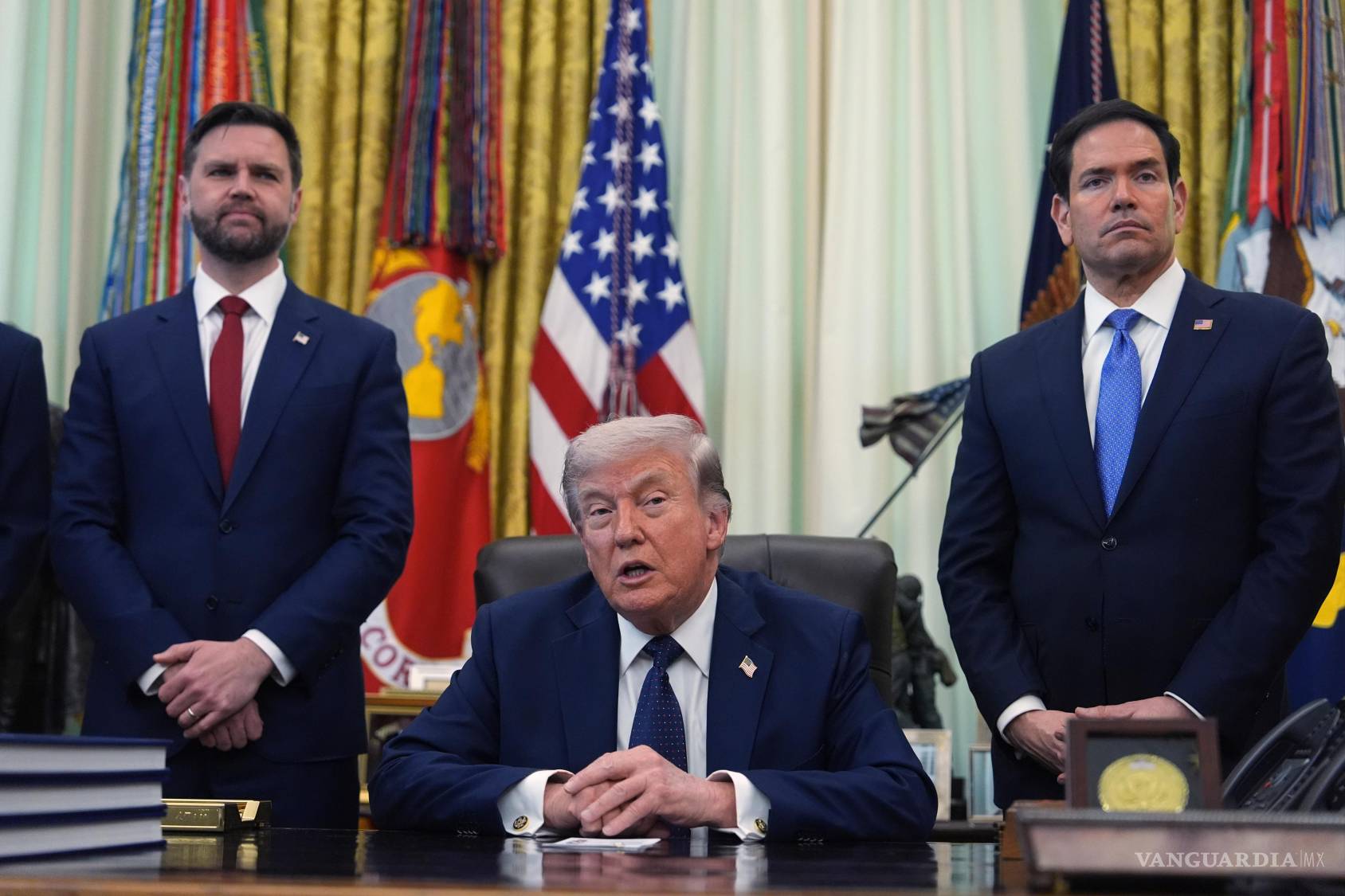 $!El presidente Donald Trump en el Despacho Oval acompañado por el vicepresidente JD Vance y el secretario de Estado Marco Rubio, las dos figuras que acaparan la atención sobre el futuro del Partido Republicano.
