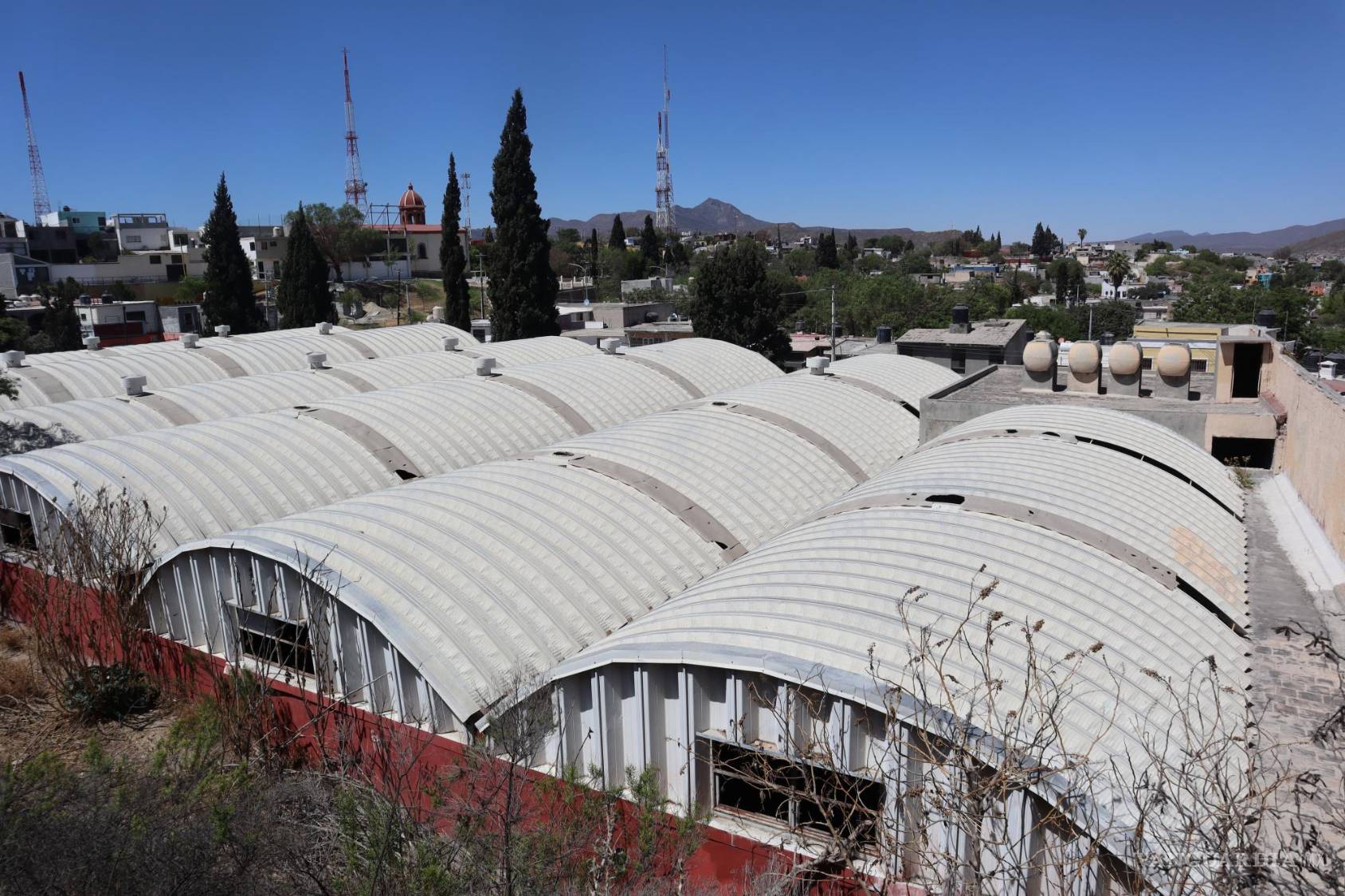 $!Plaza comercial abandonada, se ubica a faldas del mirador de Saltillo.