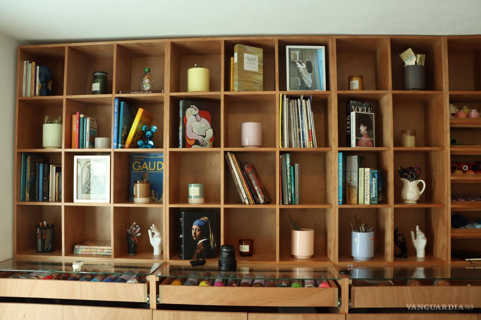 $!Conocimos su espacio creativo: lleno de materiales y obras en proceso.