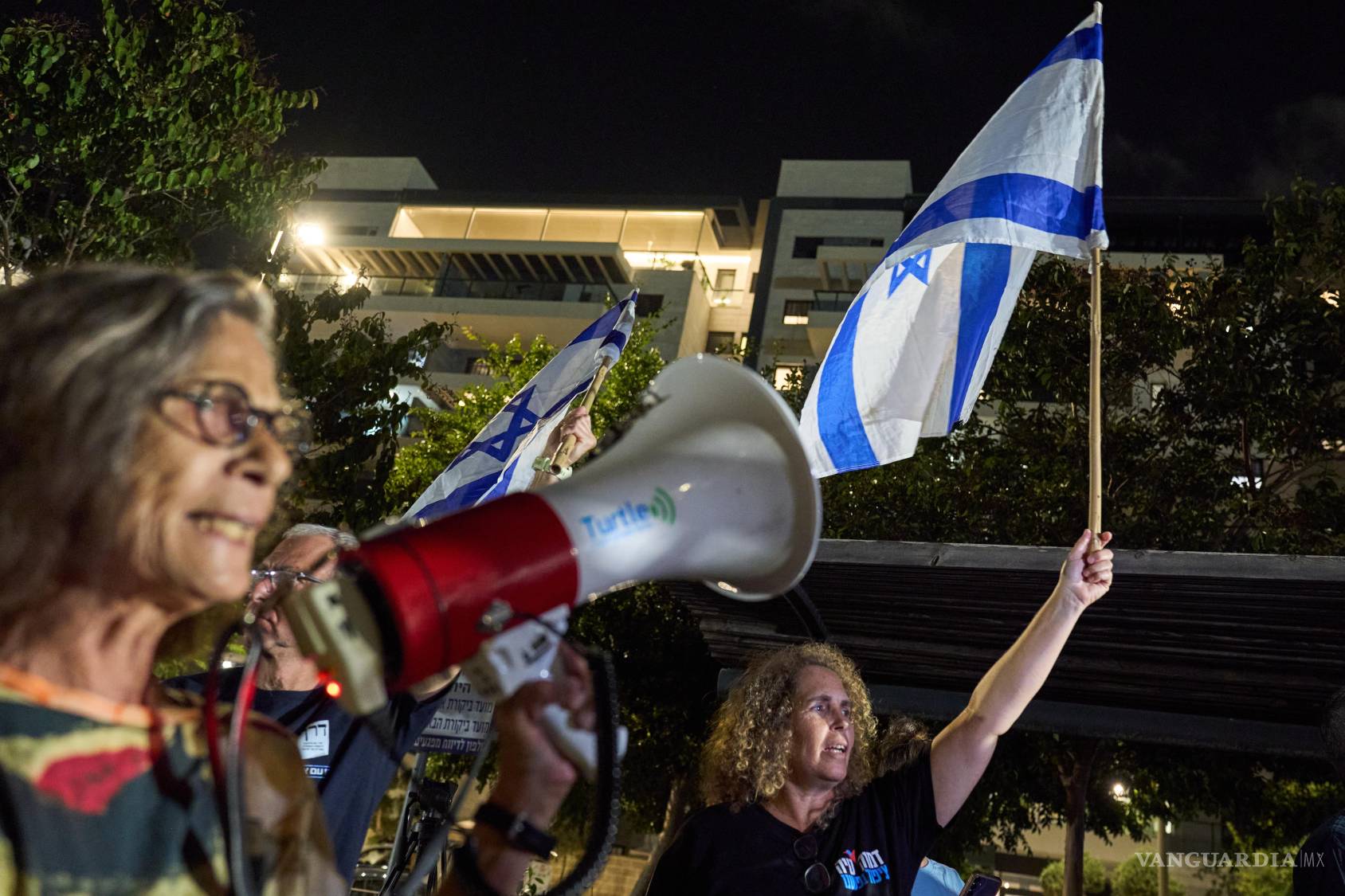 $!Activistas de izquierda israelíes piden un gobierno que incluya a partidos árabes, frente a la residencia de Gadi Eisenkot,líder del partido Yashar, en Herzliya, Israel.