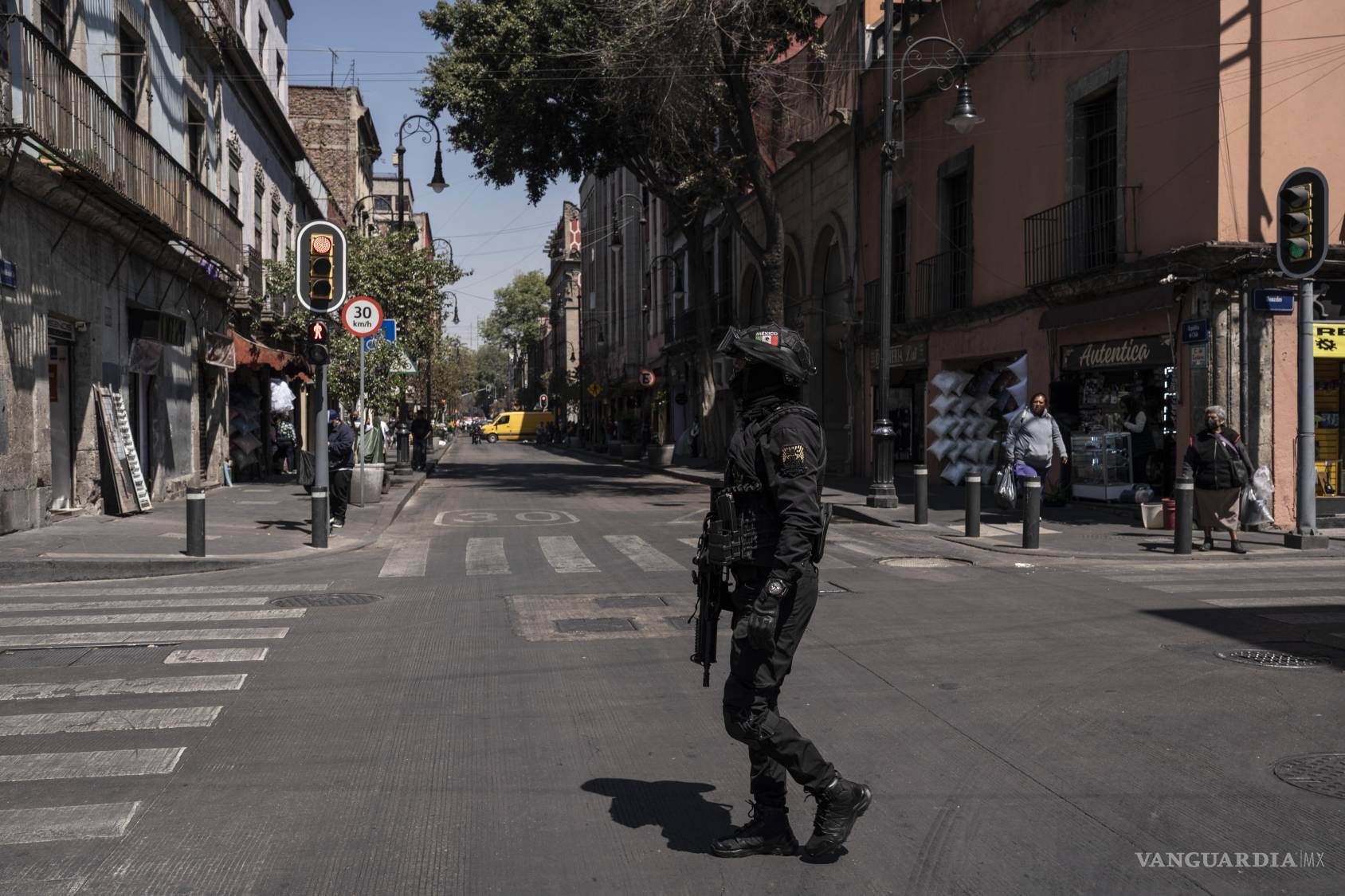 $!Un agente del orden patrulla una calle en la Ciudad de México. Las dudas sobre la seguridad persisten, ya que el país será sede de la Copa Mundial de la FIFA.