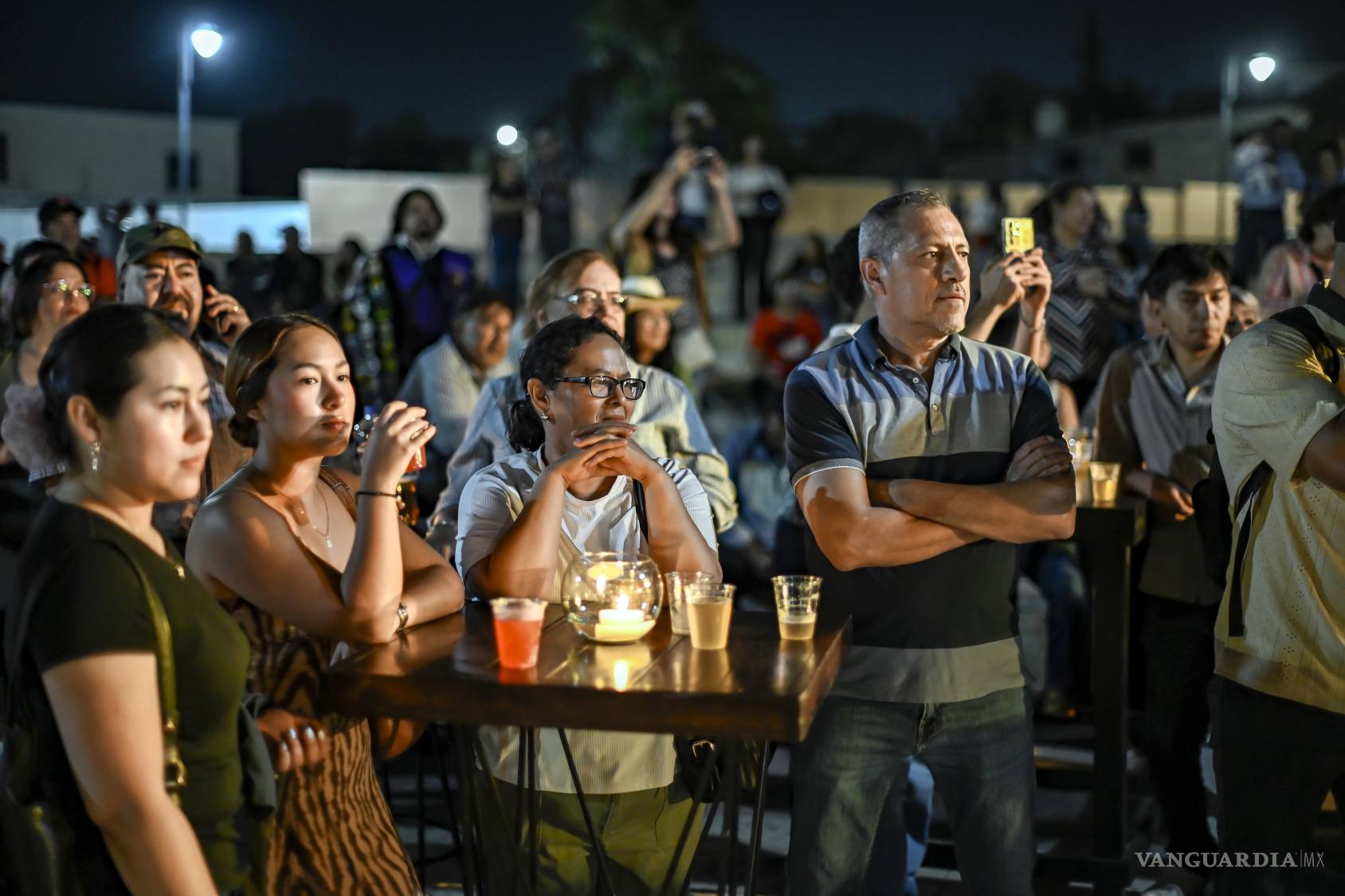 $!Entre música, cerveza artesanal y el aroma de los elotes asados, los saltillenses disfrutaron de una velada segura en el centro de la ciudad.