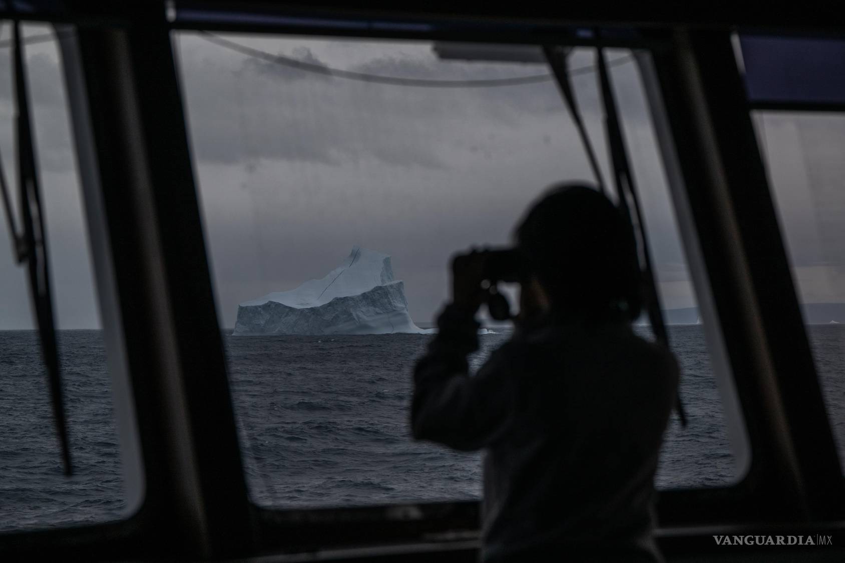 $!La observación de icebergs en el Ártico subraya la importancia estratégica y ambiental de la región frente al aumento de la presencia militar.