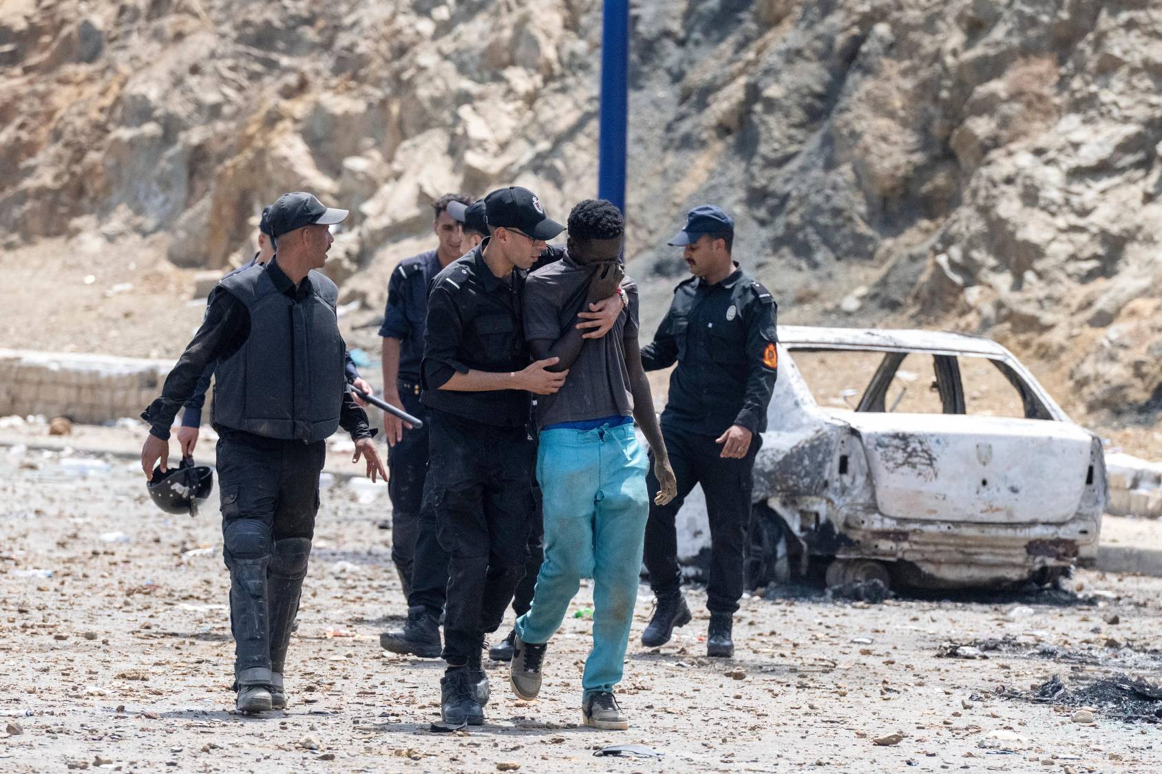 $!Fuerzas de seguridad marroquíes detienen a un hombre que intentaba cruzar desde la localidad norteña marroquí de Fnideq al territorio español de Ceuta.