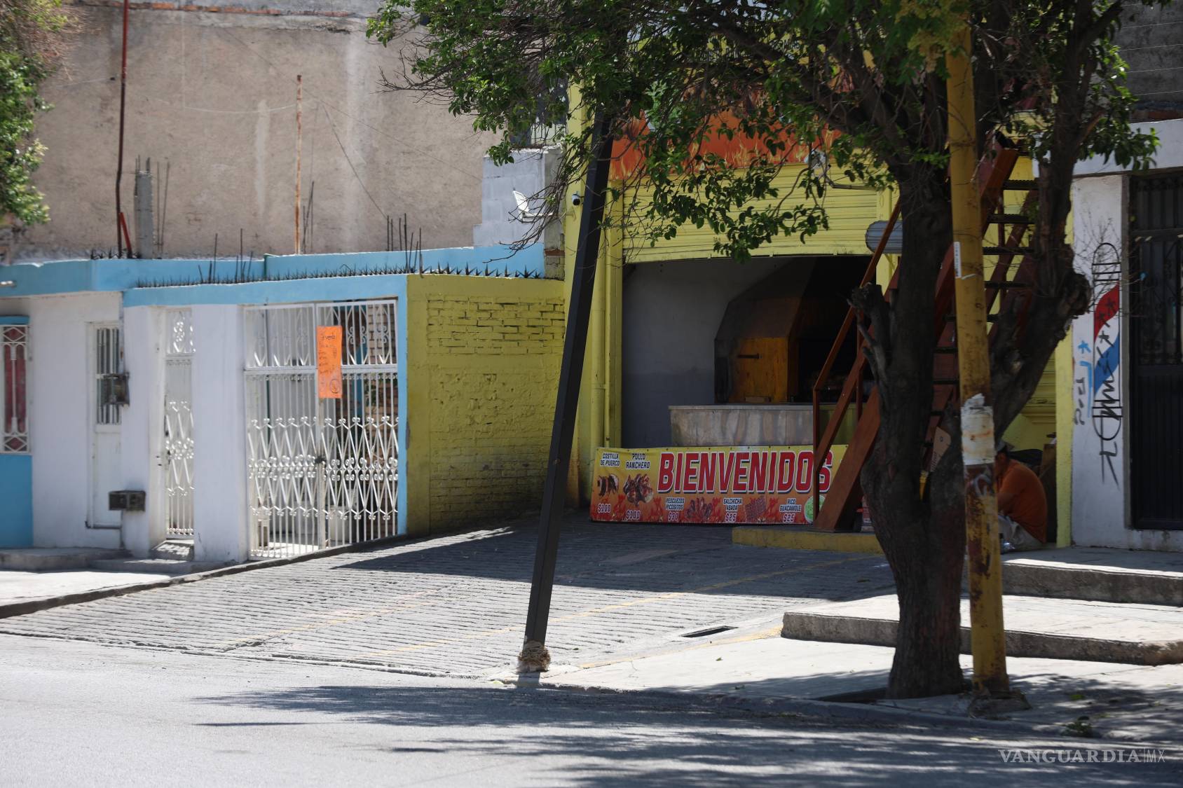 $!La falta de empatía se nota en el concreto: ahí donde debería haber paso, a veces ni siquiera hay banqueta.