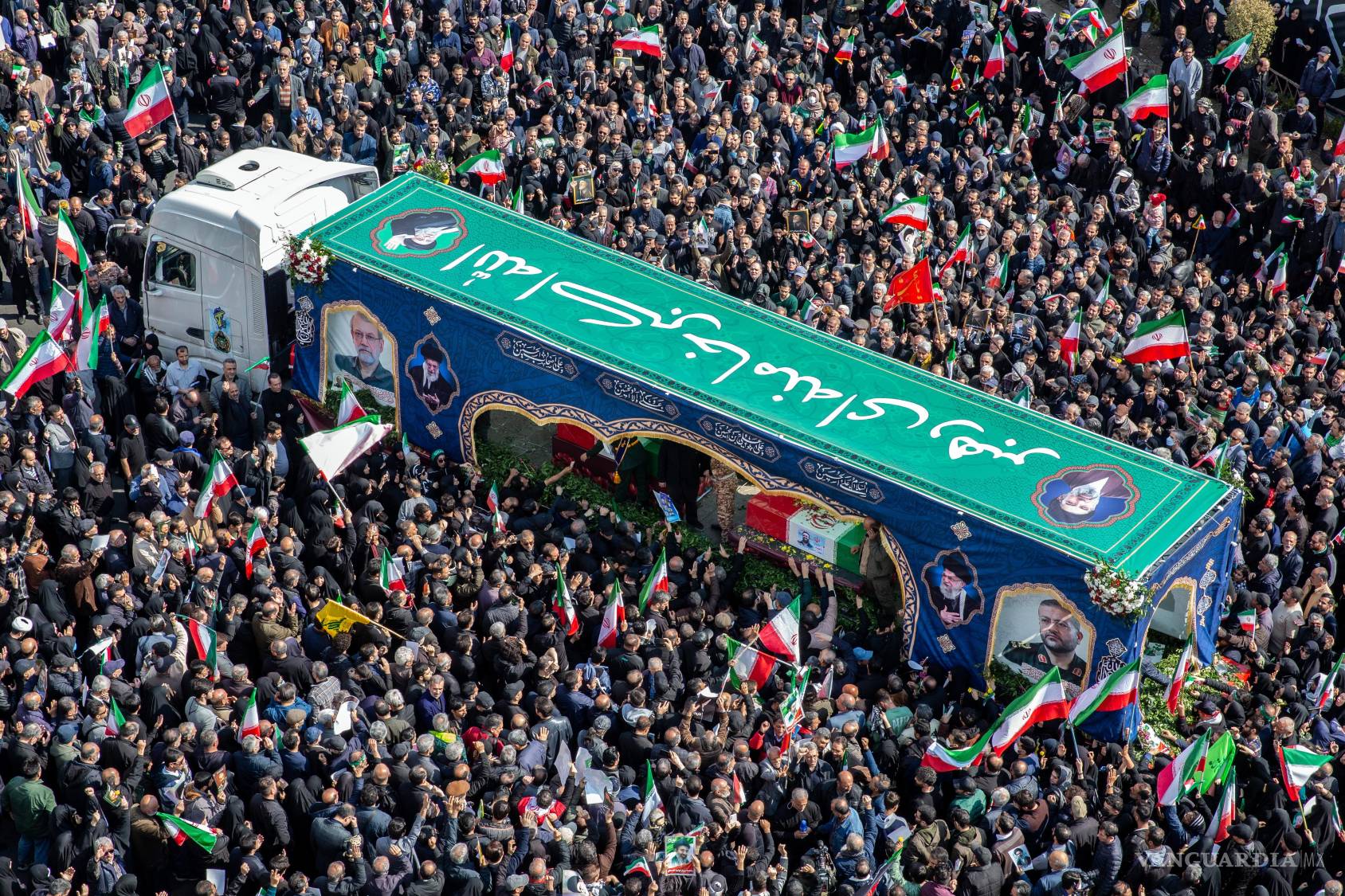 $!Una gran multitud se congregó en Teherán el miércoles 18 de marzo de 2026 para el funeral de Ali Larijani, el máximo responsable de seguridad de Irán, quien murió en un ataque israelí el día anterior.