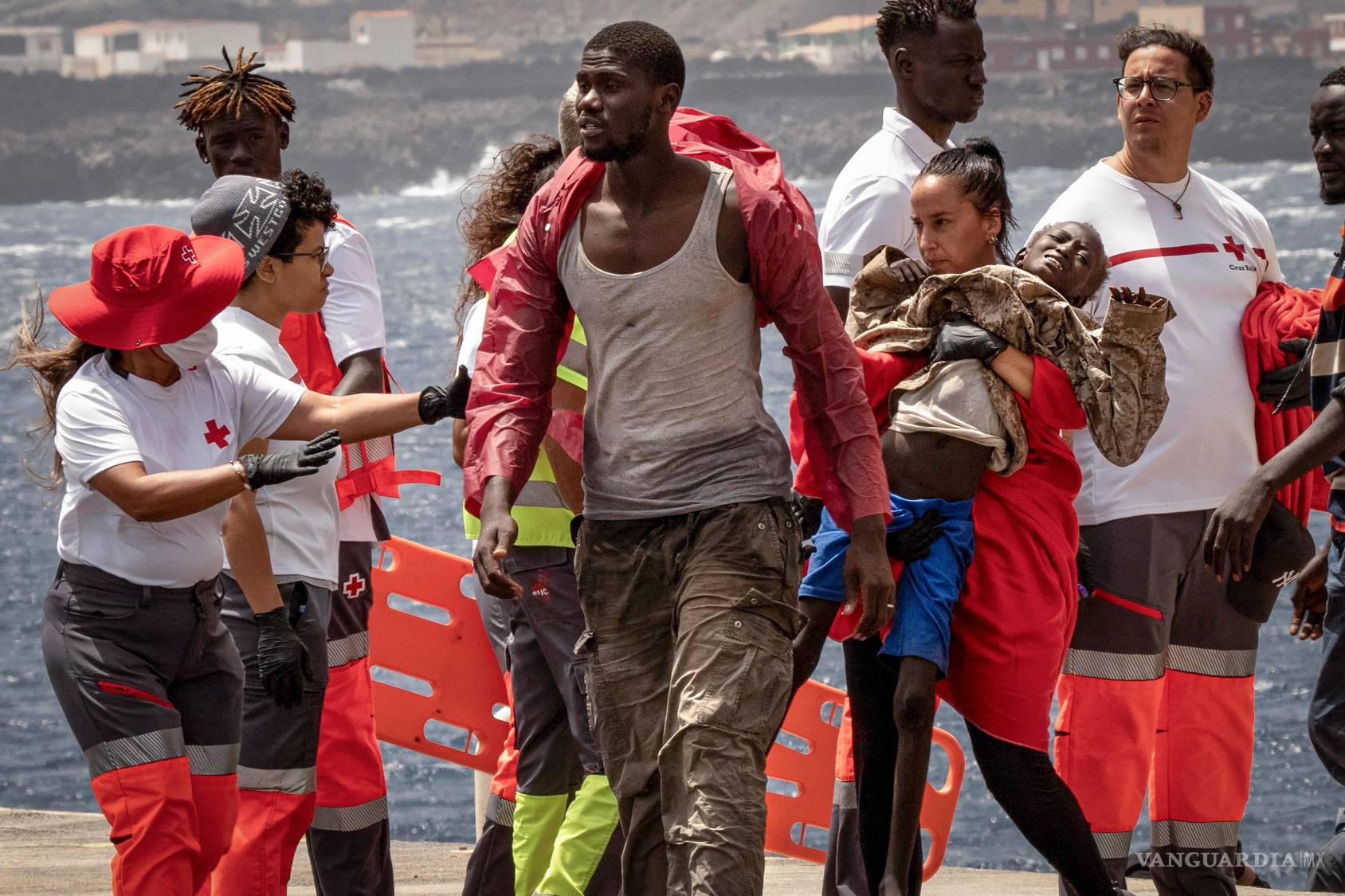 $!Migrantes desembarcan en el puerto de La Estaca en Valverde, el 26 de agosto de 2024, en la isla canaria. llegaron en barco tras una travesía de 13 días desde Senegal.