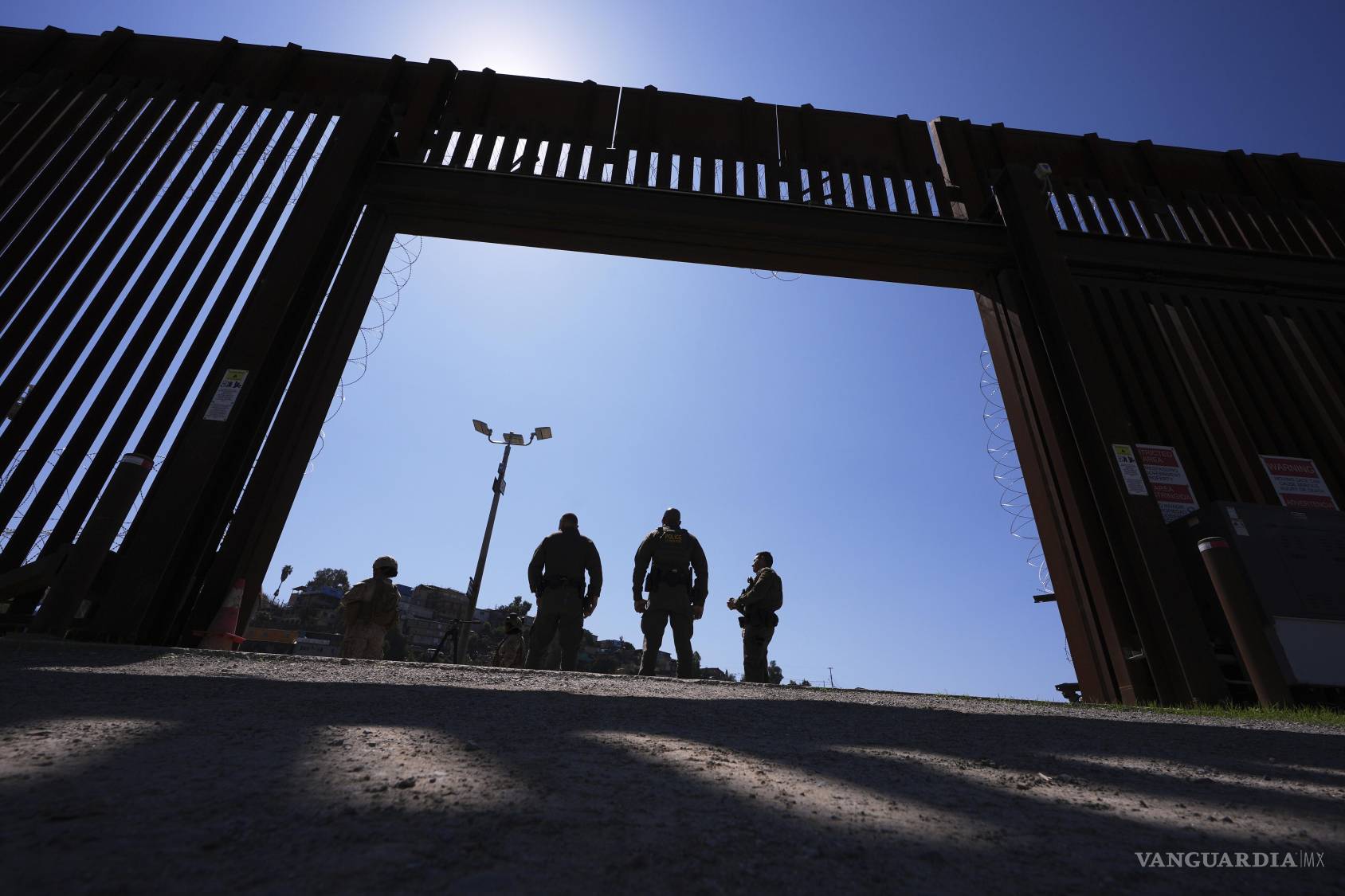 $!La reciente decisión judicial valida la política del gobierno de Trump de aplicar deportaciones aceleradas, una herramienta que se originó para personas detenidas poco después de cruzar ilegalmente.