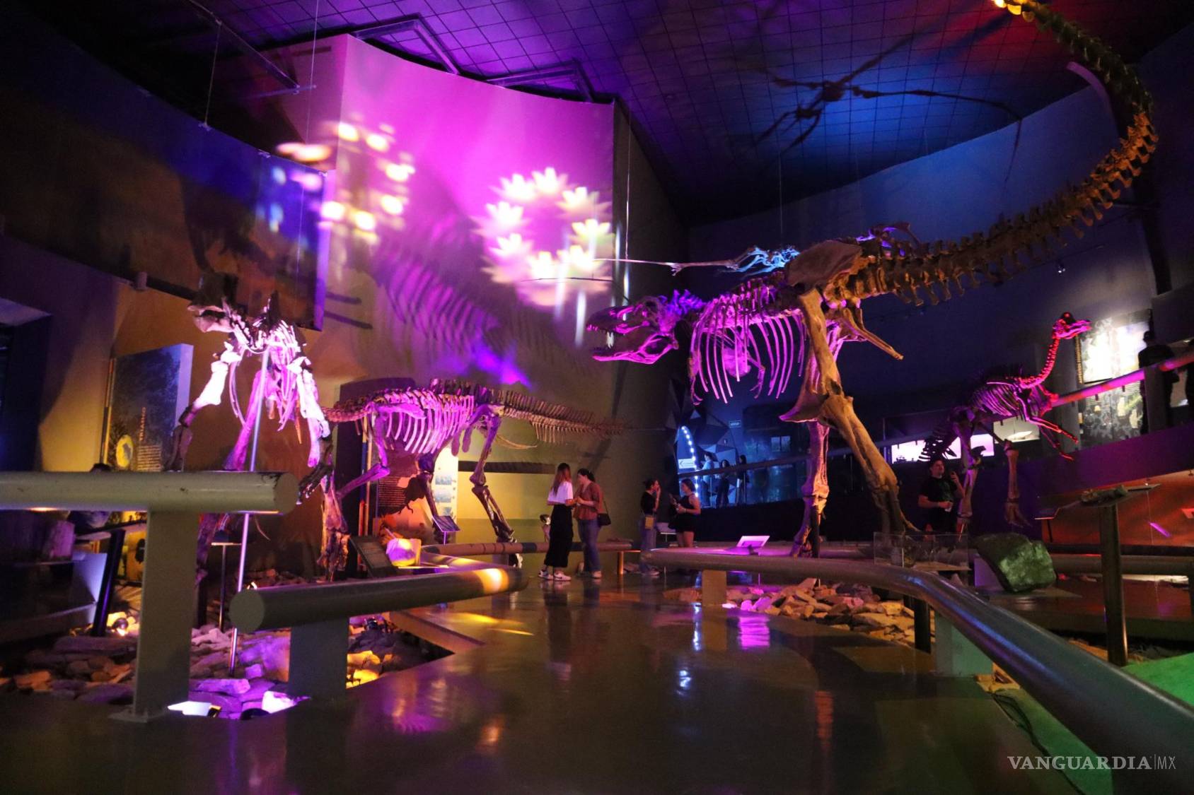 $!El museo se iluminó de forma diferente y permitió a los visitantes disfrutar del recorrido acompañados por una buena bebida.