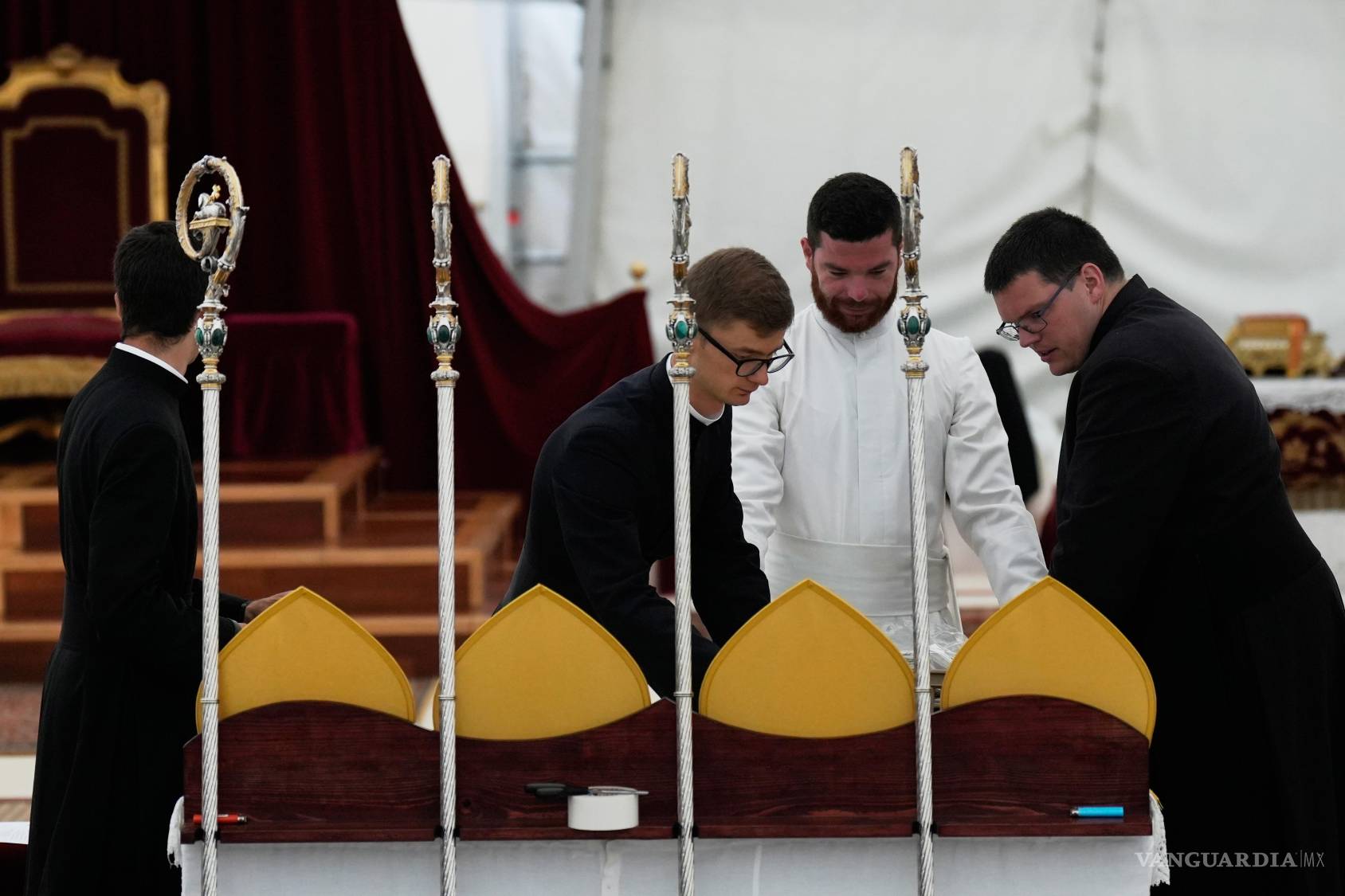 $!Sacerdotes preparan mitras y bastones antes del inicio de una ceremonia de consagración de cuatro nuevos obispos en Econe, Suiza.