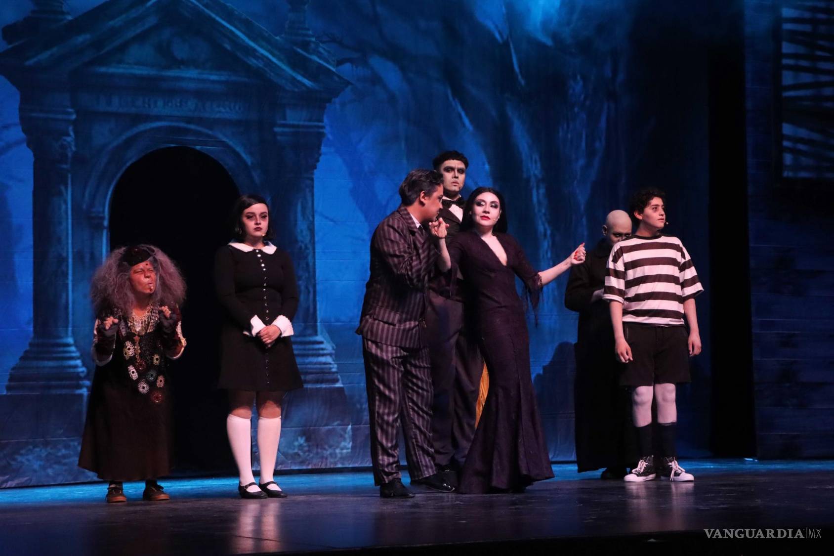 $!Los Locos Addams llenan de música, risas y grandes coreografías el Teatro de la Ciudad