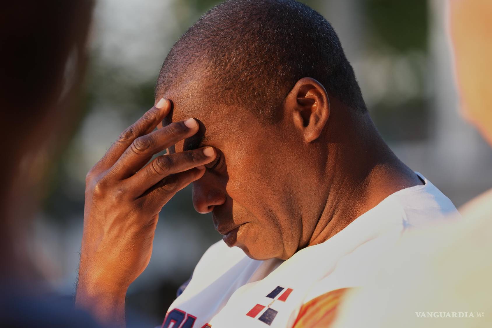 $!Juan Septimo, miembro de la Iglesia Católica Corpus Christi, reza antes de un ensayo para la procesión del Viernes Santo en Miami, Florida