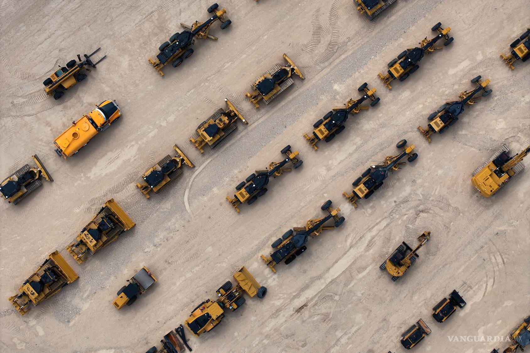 $!Maquinaria y equipo pesado destinados a trabajos en barreras fronterizas y carreteras se encuentran almacenados en un depósito cerca de Terlingua, Texas.