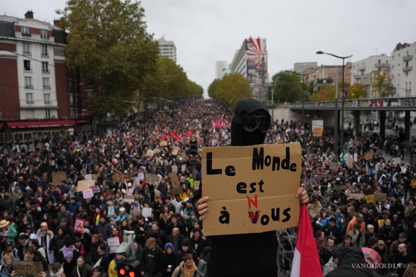 $!Un manifestante sostiene un cartel que dice «El mundo es nuestro» durante una manifestación contra el aumento del costo de vida en París, el sábado 24 de octubre de 2026.