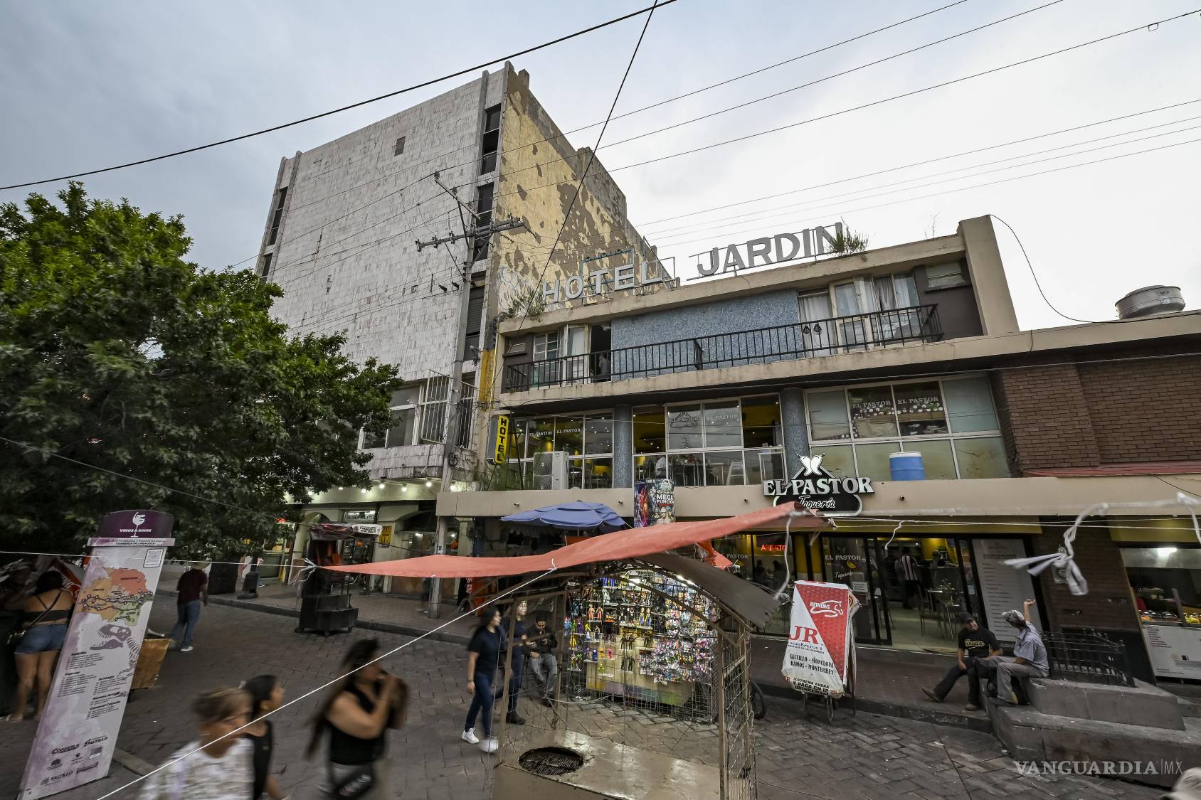 $!A un costado de la Plaza Manuel Acuña, el Hotel Jardín conserva una forma modesta y persistente de habitar el Centro. Instalado en la calle Padre Flores, funciona como hostal y casa de huéspedes, mientras sus pisos superiores sobreviven entre comercios, cables, anuncios y el tránsito cotidiano.