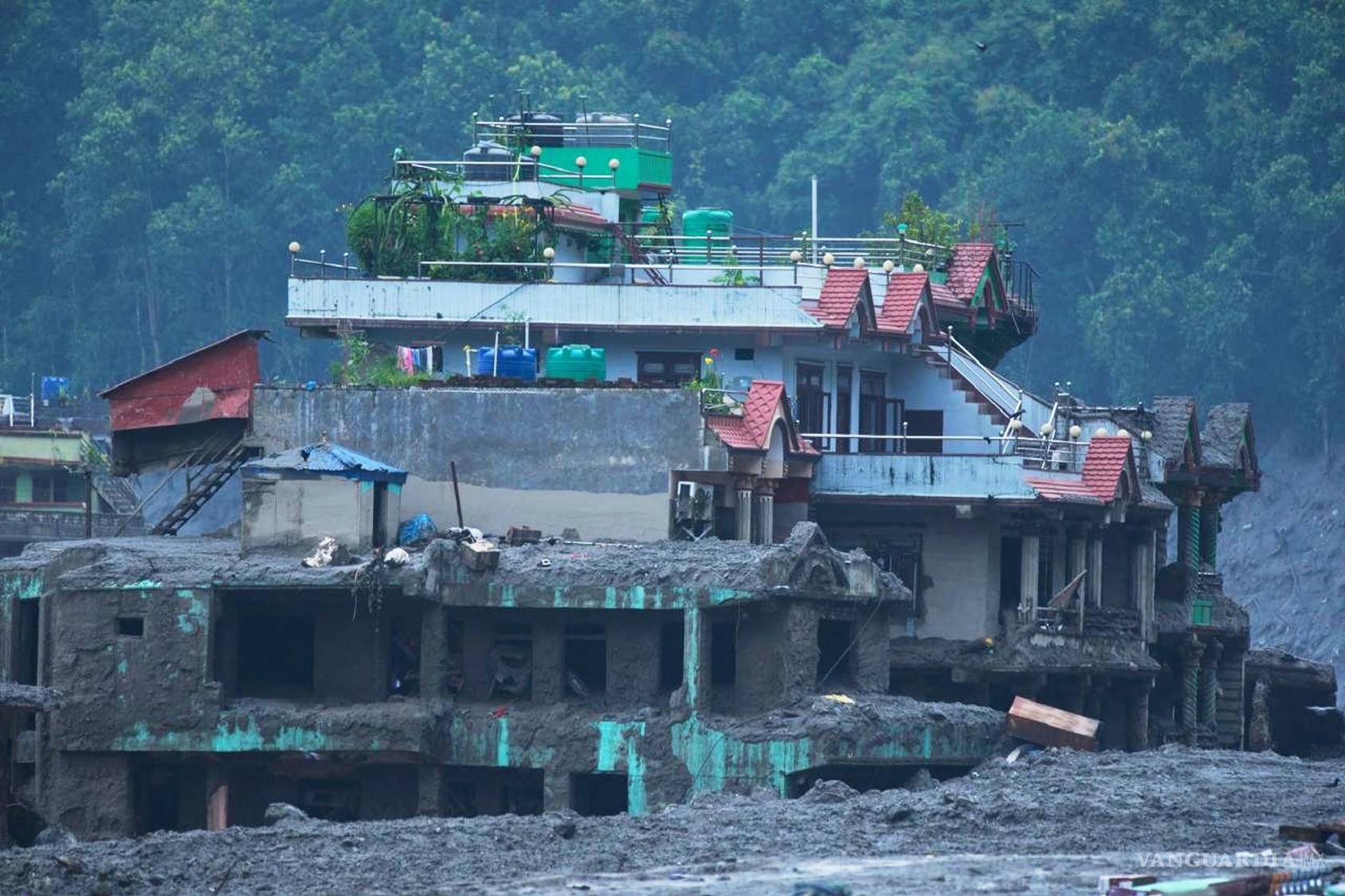 $!Vista de los daños causados por las inundaciones repentinas en Devighat, en el distrito de Nuwakot, Nepal, el 27 de agosto de 2026.