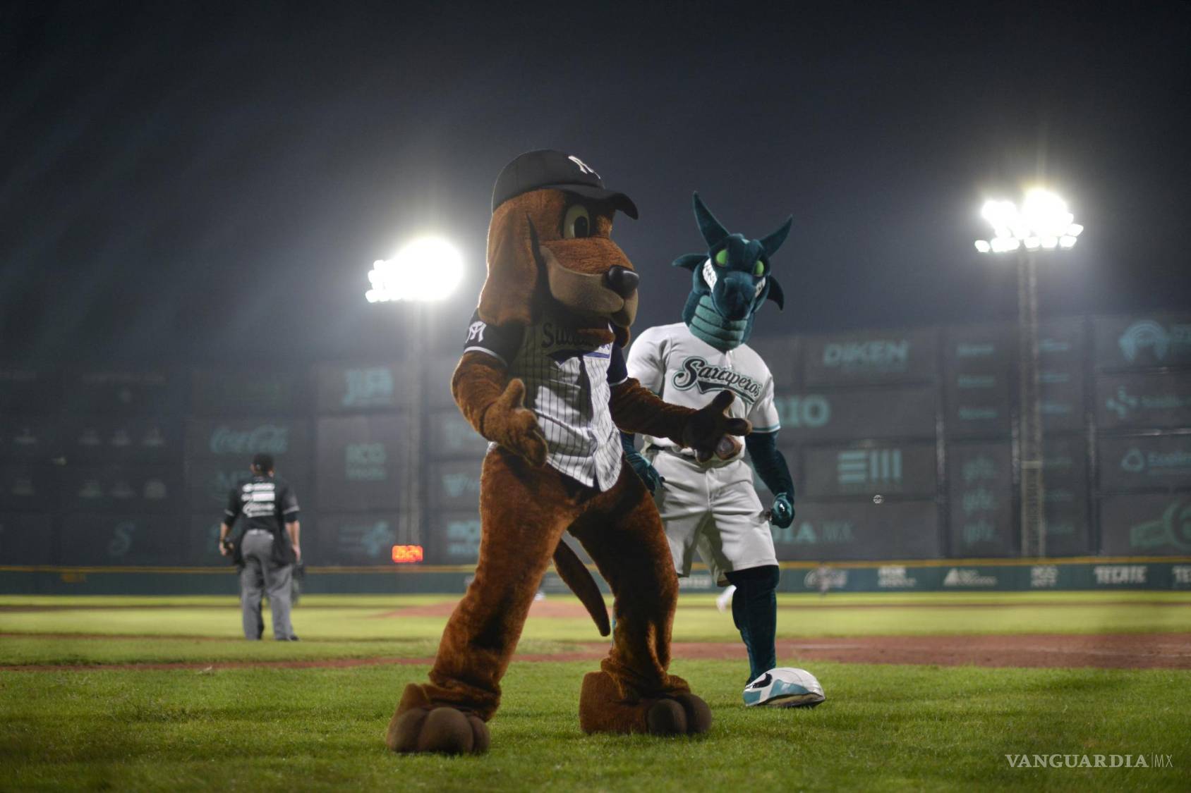 $!Tanto el Perro Sultán, como el Dragón del Norte estuvieron al pie del cañón animando.