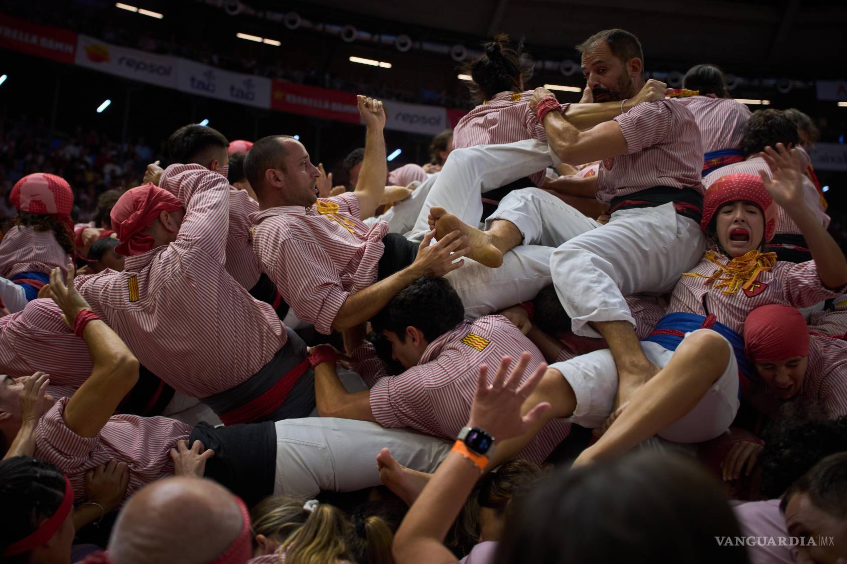 $!Miembros de los Castellers Xiquets de Tarragona caen mientras intentaban formar un “castell” —o torre humana— durante el 30.º Concurs de Castells (Concurso de Torres Humanas) en Tarragona, España, el domingo 4 de octubre de 2026. (Foto AP/Emilio Morenatti)