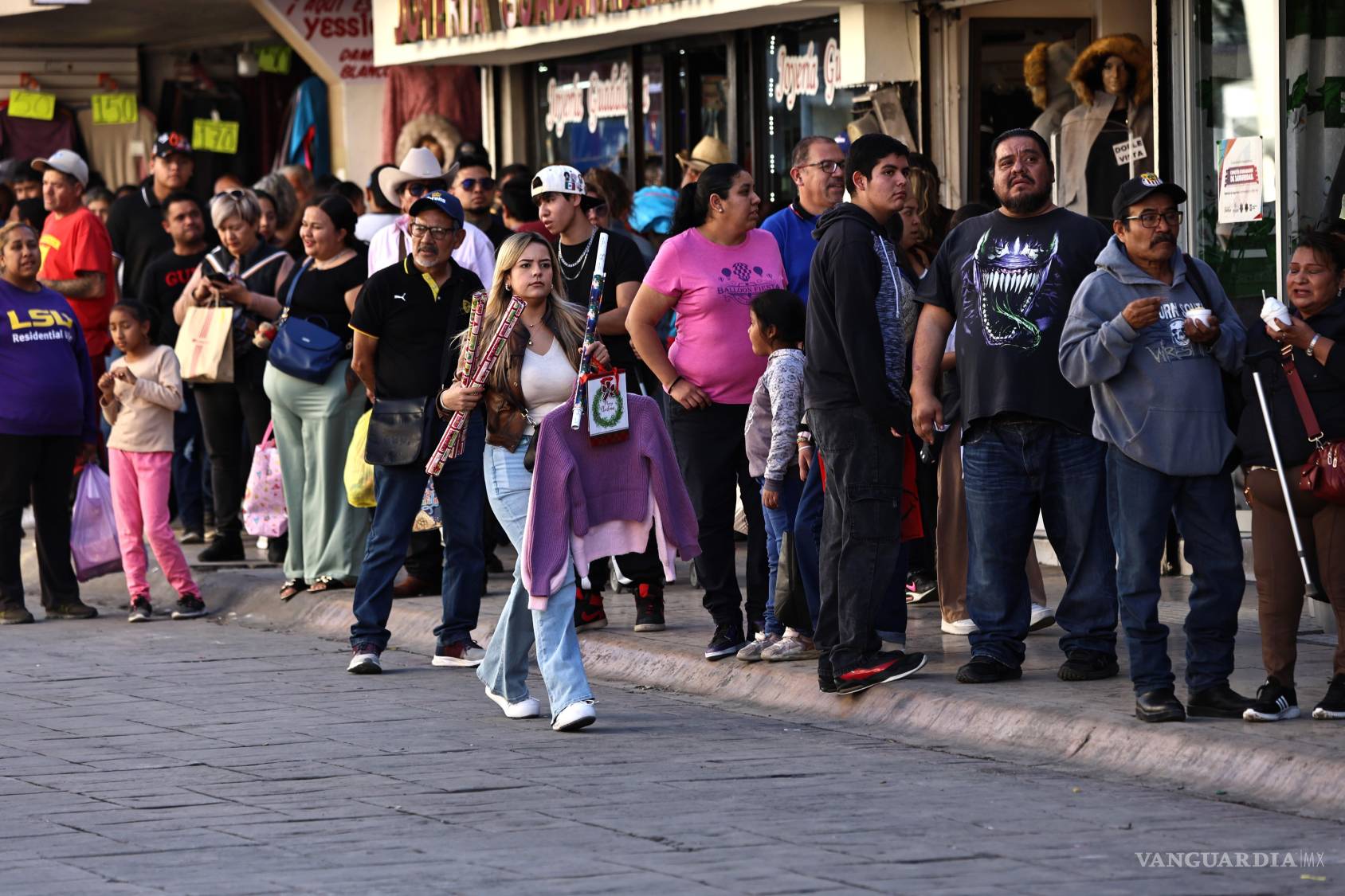 $!Saltillenses acudieron al centro de la ciudad para hacer las últimas compras navideñas.