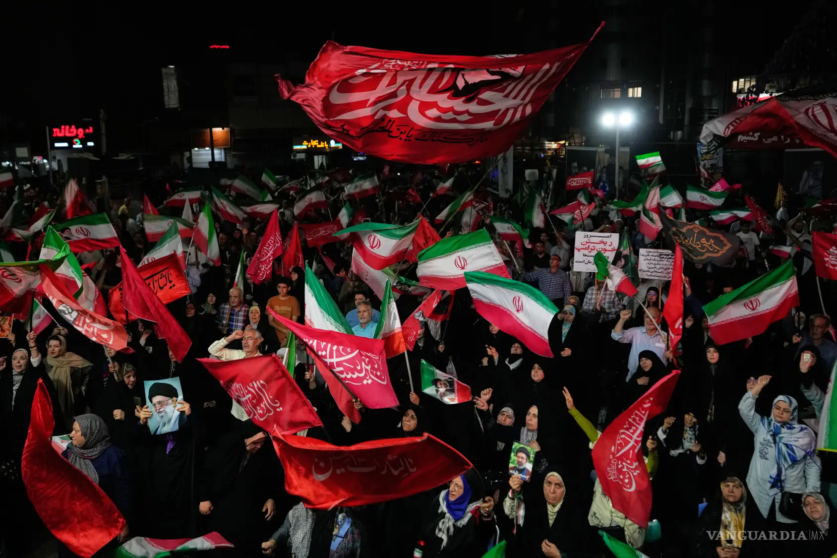 $!Manifestantes iraníes progubernamentales ondean banderas durante una concentración en una plaza, el miércoles 26 de agosto de 2026, en Teherán.