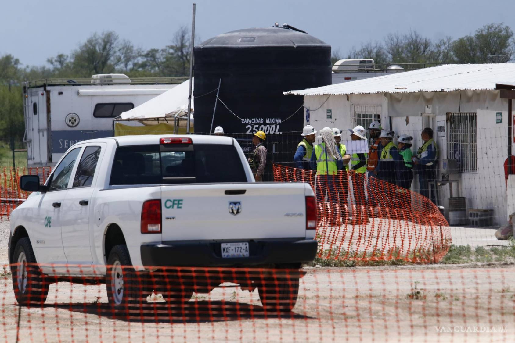 $!Hay actualmente un buen número de trabajadores explorando la mina.