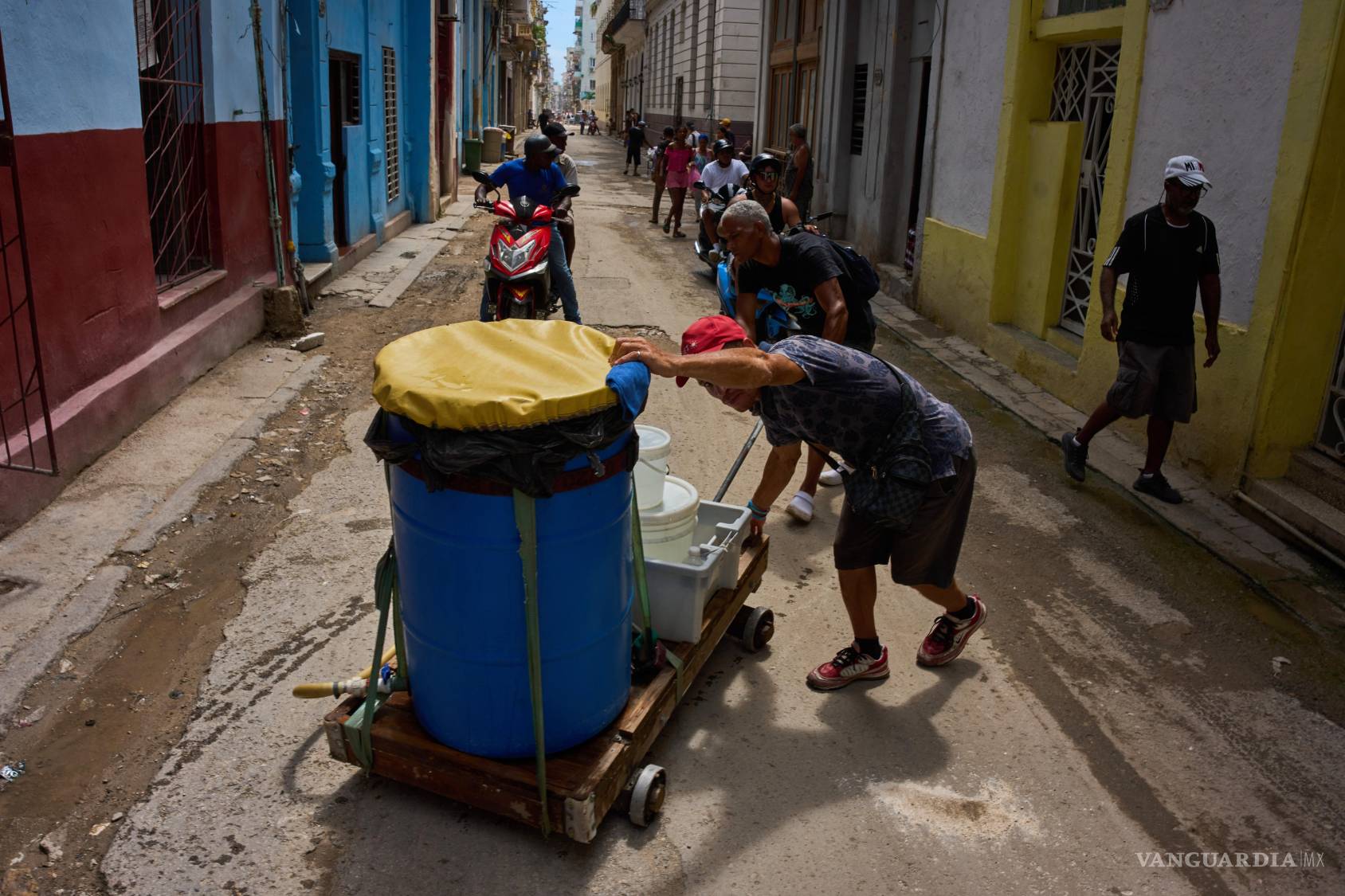 $!Personas transportan contenedores de agua en La Habana.