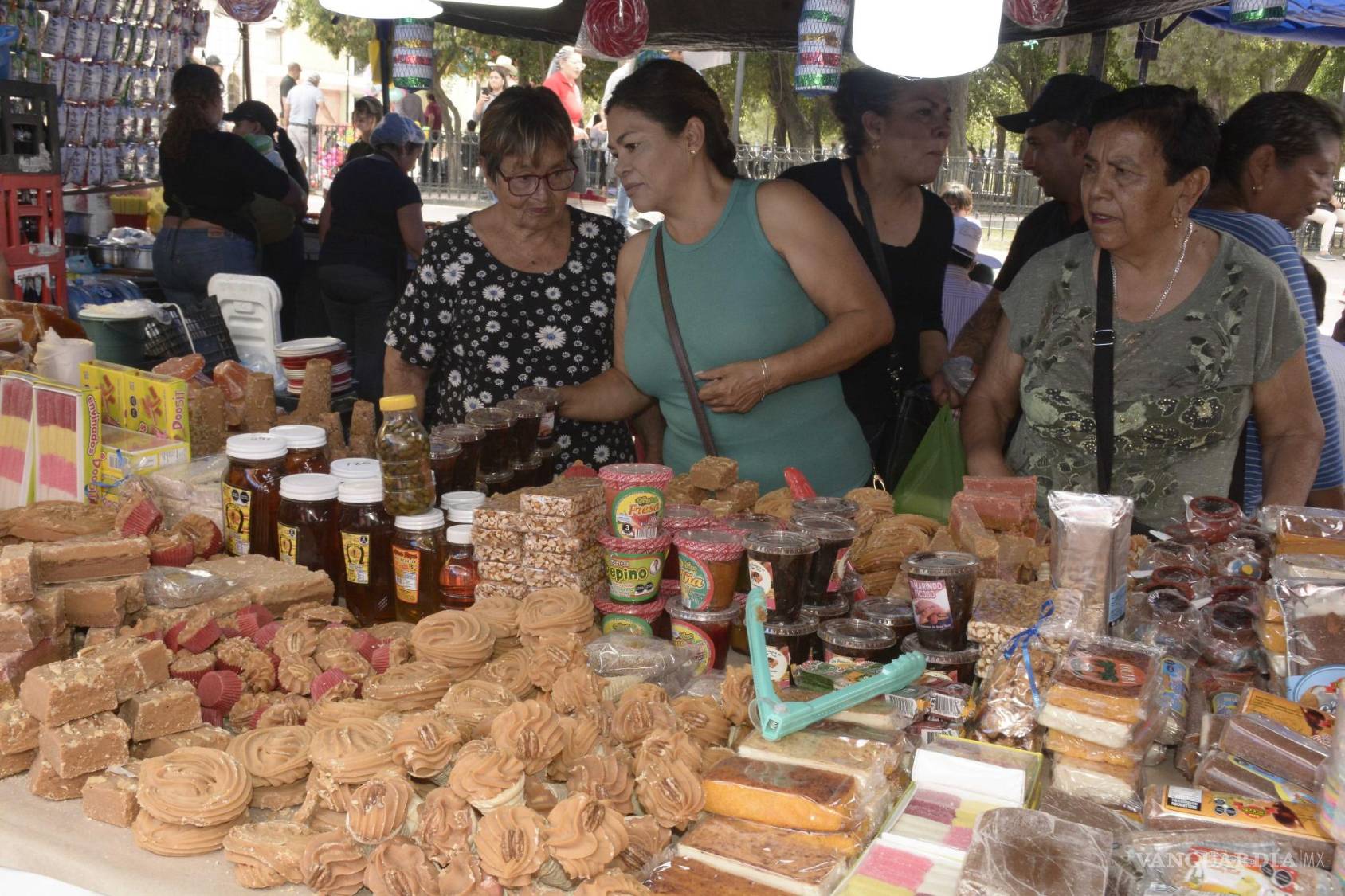 $!Como cada año, no puede faltar la venta de antojitos mexicanos, snacks y artículos religiosos.