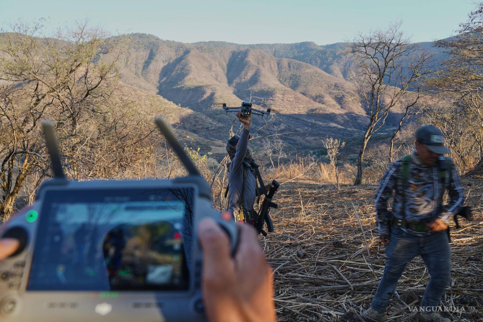 $!Miembros de un grupo local de autodefensa formado por residentes en respuesta a la violencia de los cárteles hacen volar un dron en Guajes de Ayala, Guerrero.