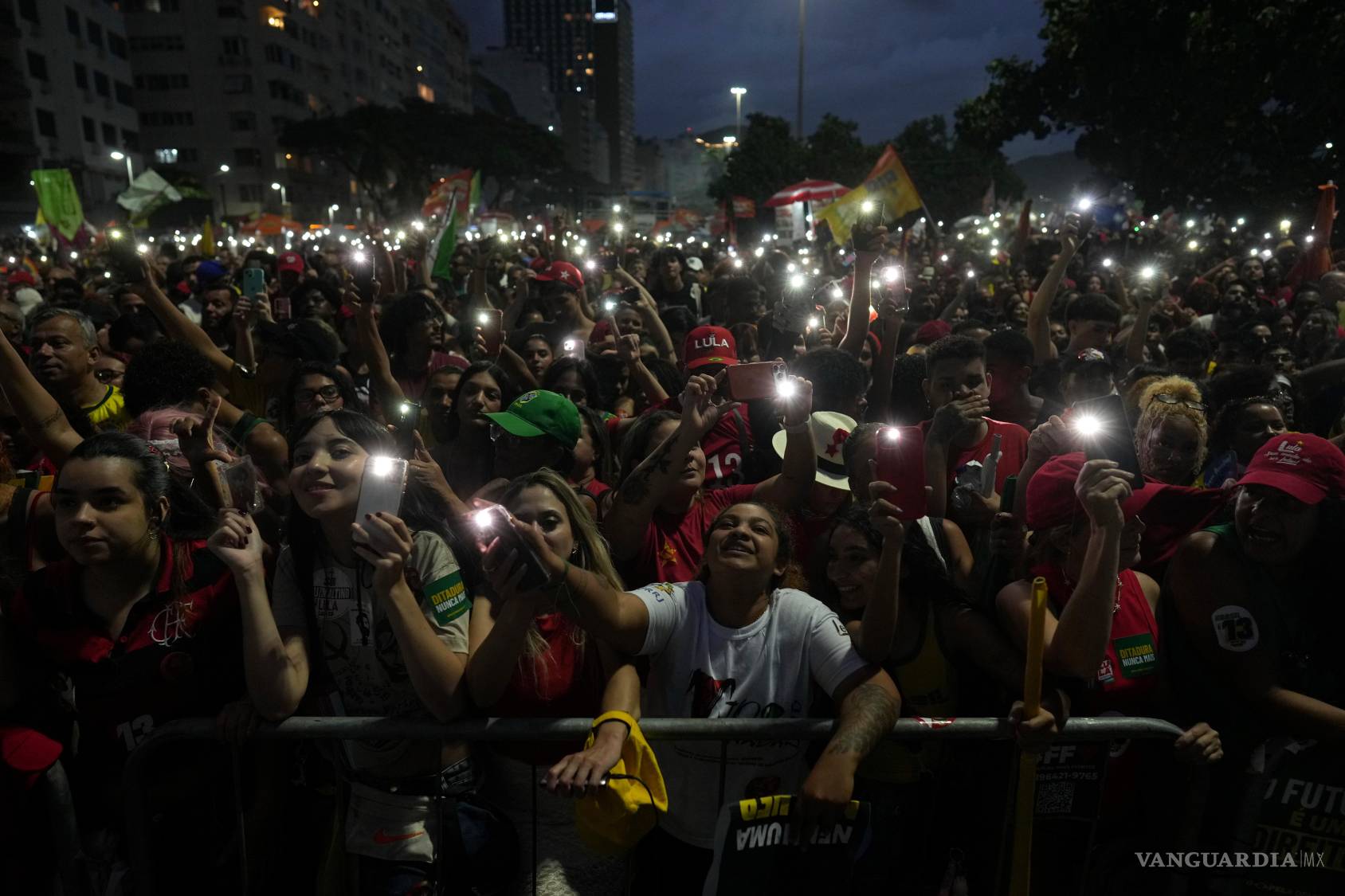 $!El amplio uso de redes sociales en Brasil facilita la circulación de contenidos políticos y memes generados con inteligencia artificial.