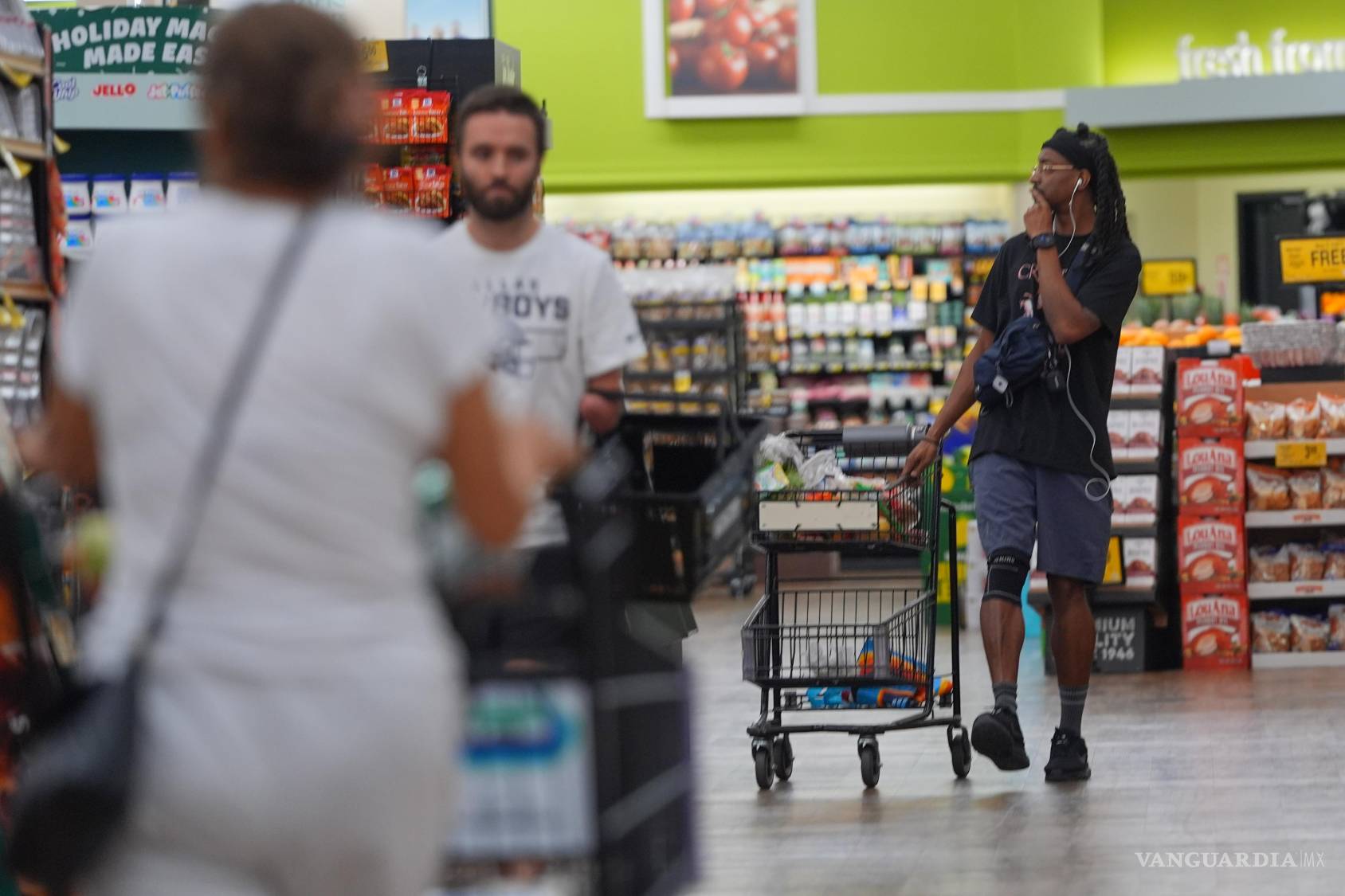 $!Unos clientes recorren un pasillo en un supermercado de Richardson, Texas, un suburbio de Dallas, el viernes 23 de octubre de 2026.