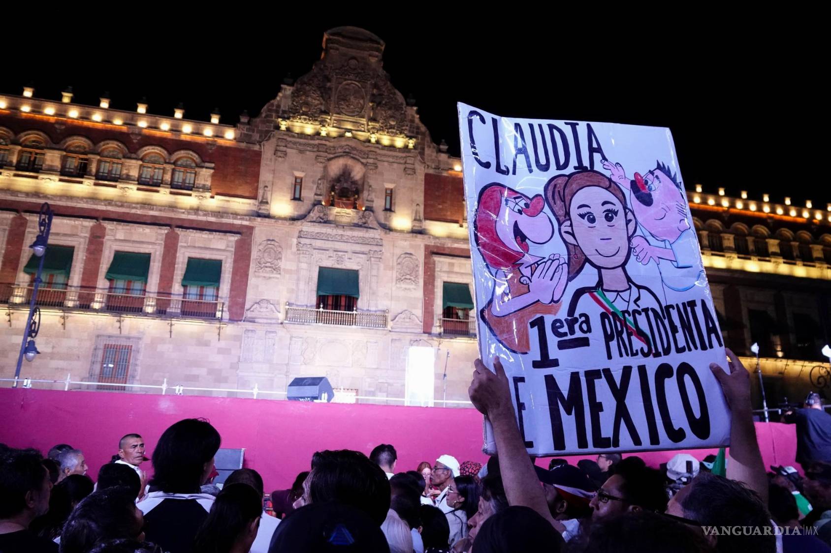 $!Simpatizantes de Morena y Sheinbaum se reunieron en el Zócalo para celebrar.
