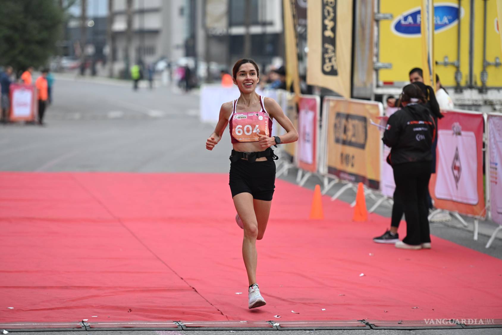 $!Katia Ríos Cantú dio presencia saltillense al podio femenino al finalizar tercera con un tiempo de 3:07:49.