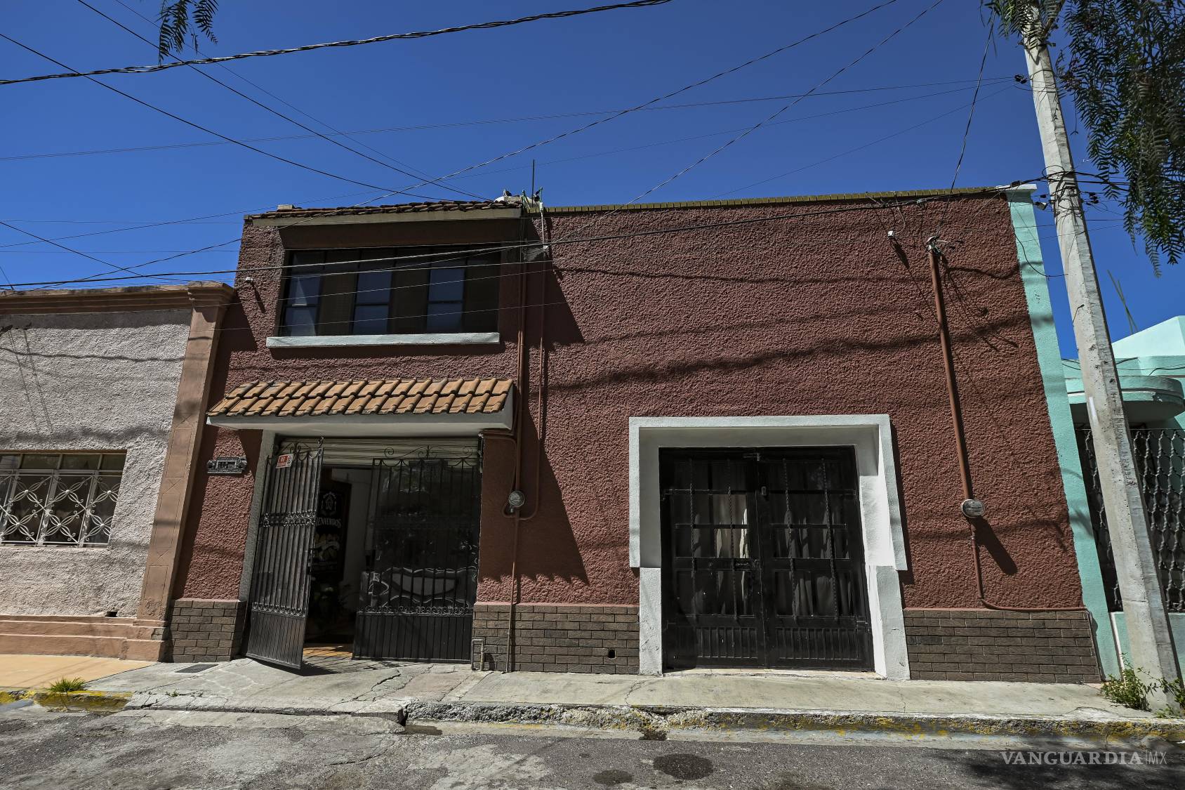 $!La escala horizontal de esta vivienda remite al Saltillo de casas de un piso, muros sólidos y habitaciones pensadas para responder al clima. Antes de que crecer hacia arriba representara modernidad o poder, la arquitectura obedecía a las necesidades del cuerpo.