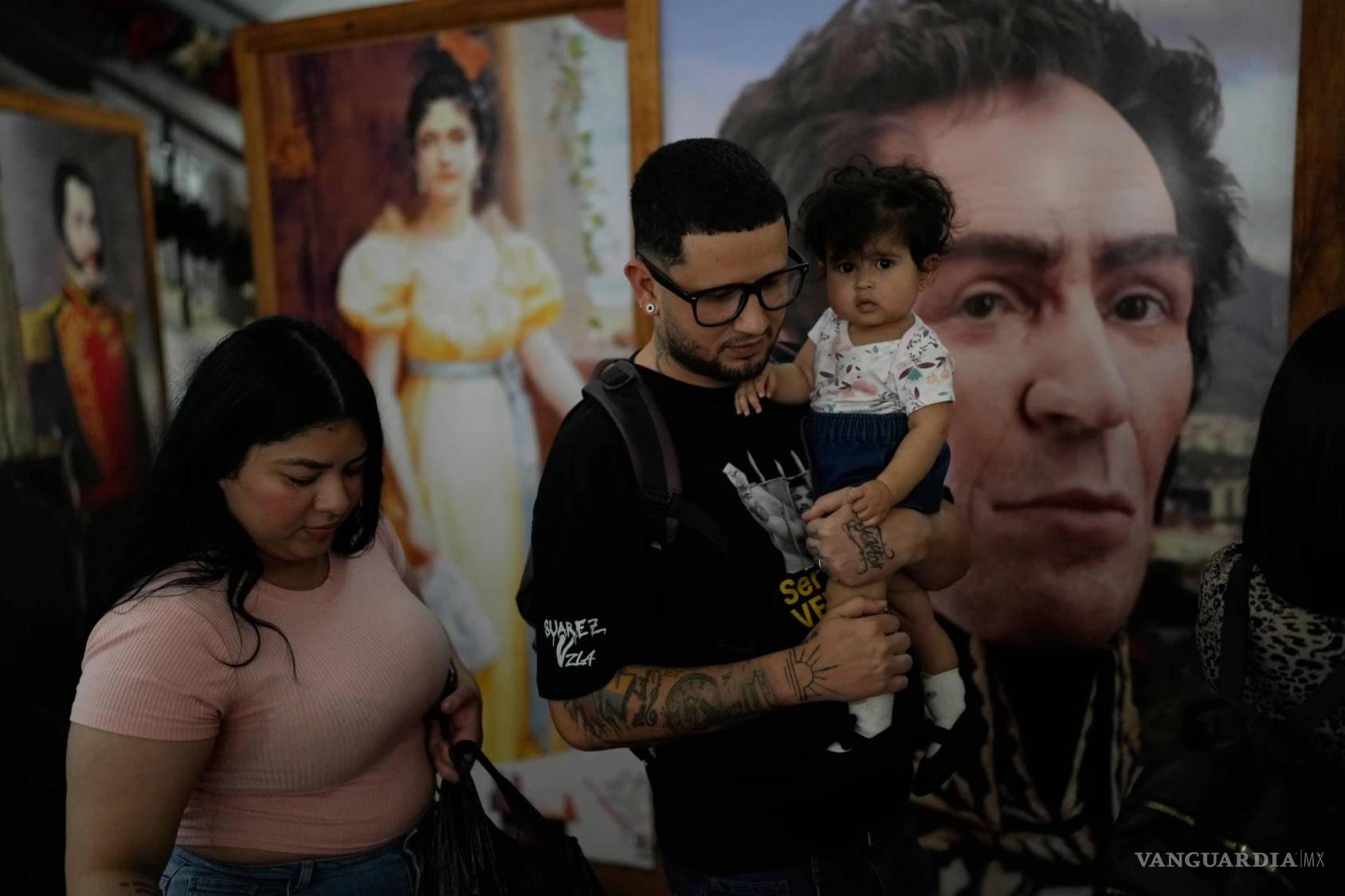 $!Arturo Suárez, un migrante venezolano enviado por EU a El Salvador y posteriormente deportado a Venezuela, camina con su familia en Caracas.