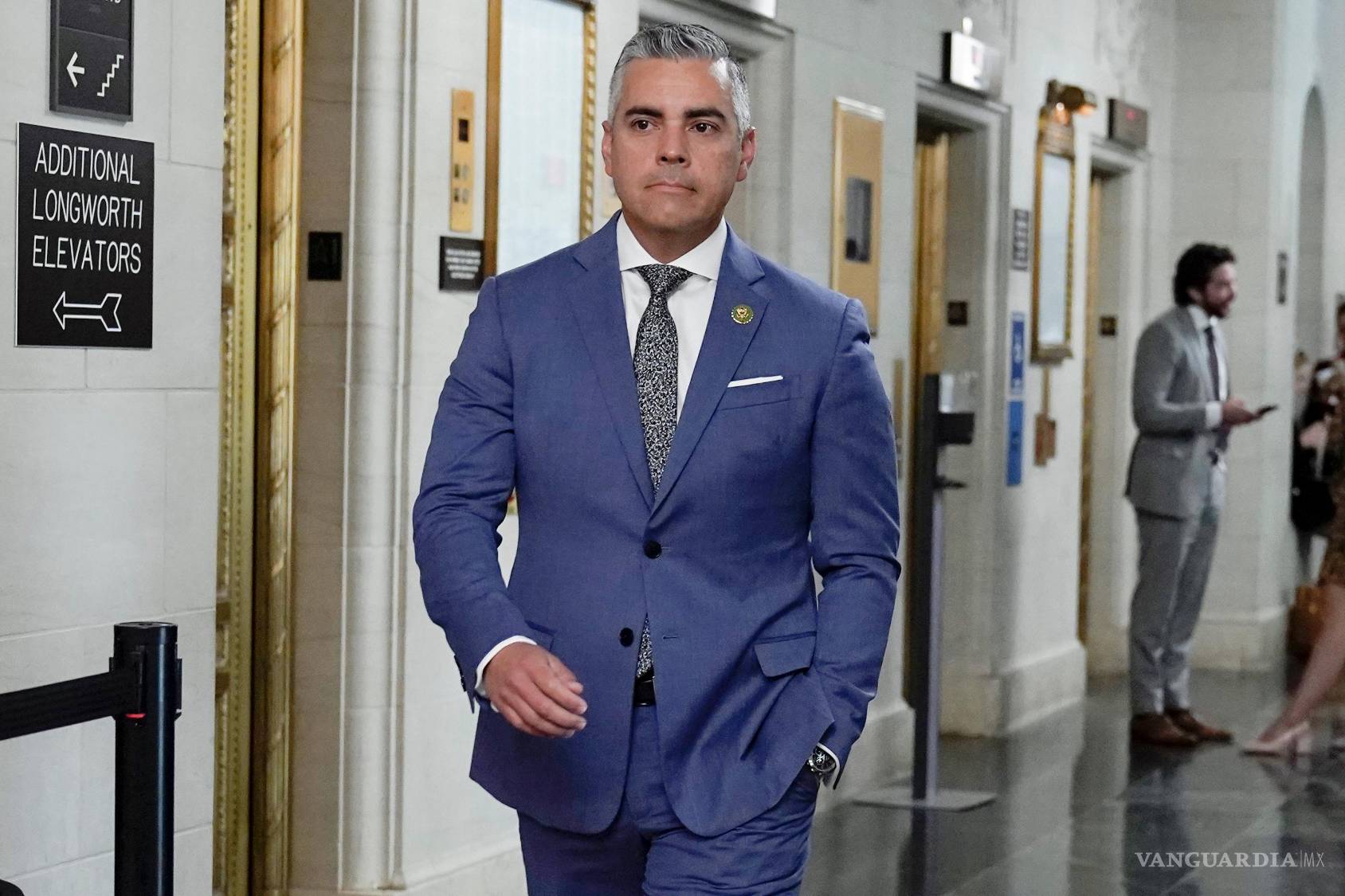 $!El representante republicano Juan Ciscomani por Arizona, llega a una reunión del grupo parlamentario de la Cámara de Representantes en el Capitolio, el 13 de octubre de 2023.