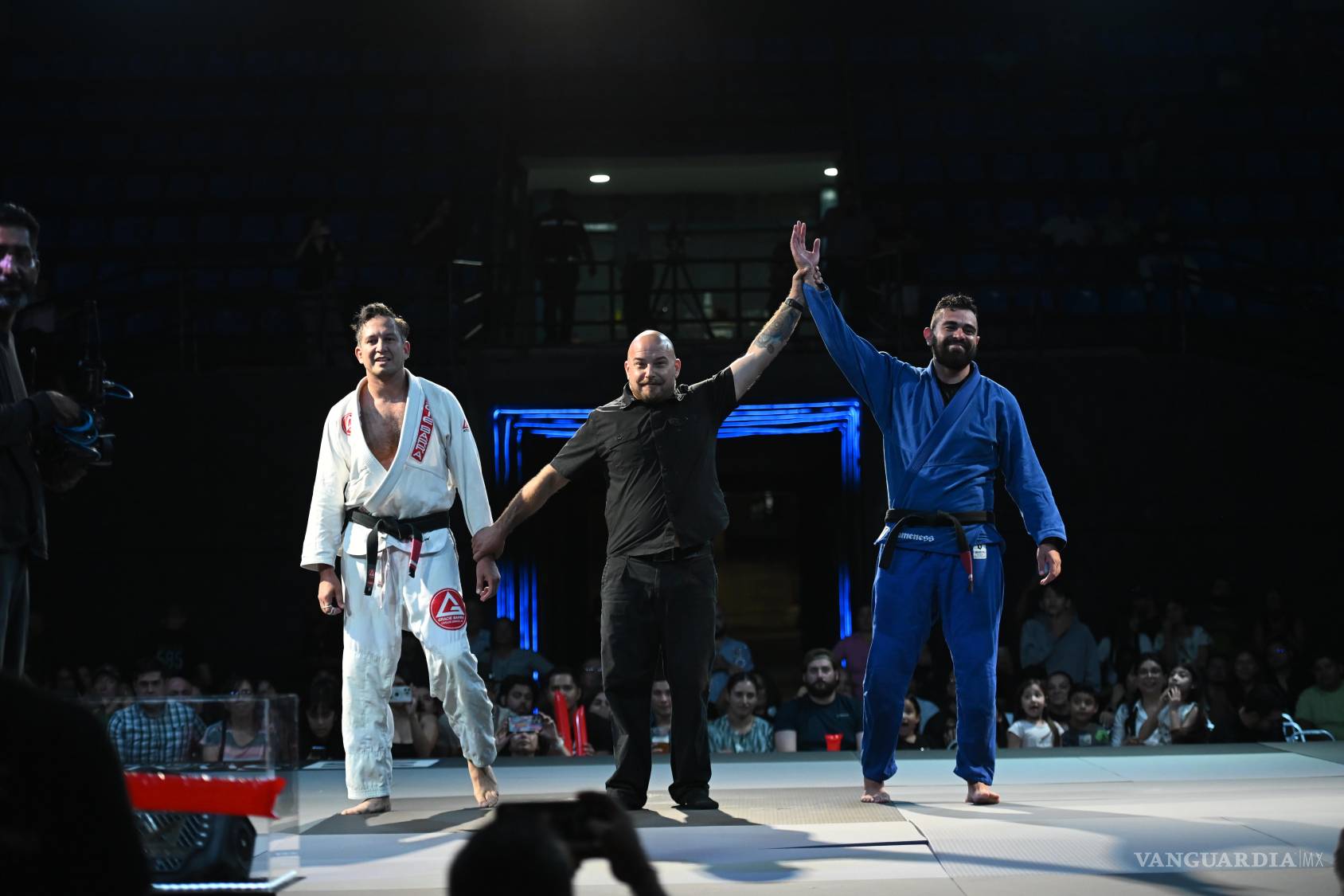 $!Armando “Bebesaurio” Negrete se impuso por sumisión en el segundo round durante uno de los combates más esperados de la noche.