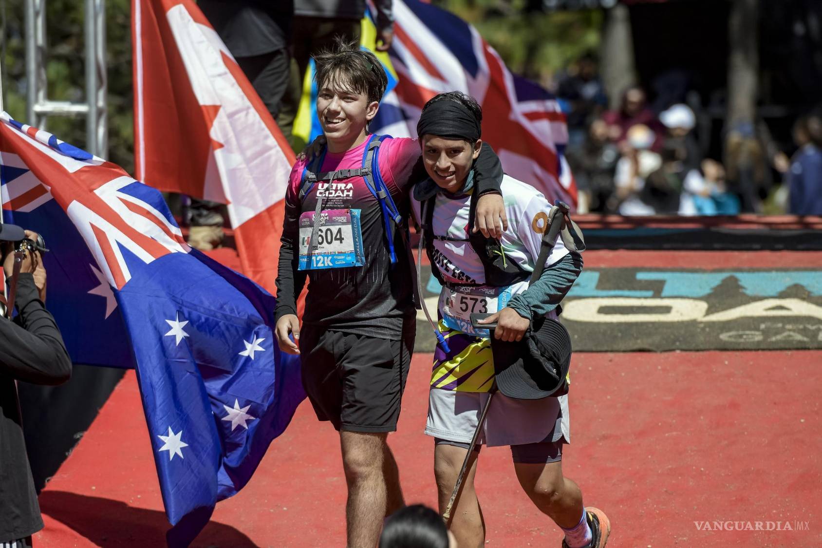$!Participantes de la carrera muestran su emoción y felicidad al lograr cruzar la meta.