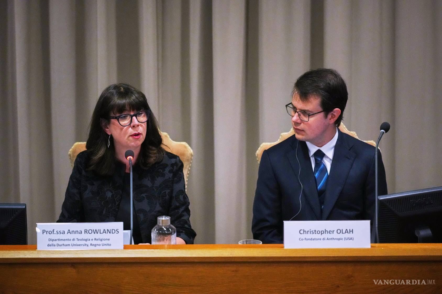 $!Christopher Olah, cofundador de Anthropic, escucha a la teóloga Anna Rowlands durante la presentación de la encíclica, “Magnifica humanitas”, en el Vaticano.