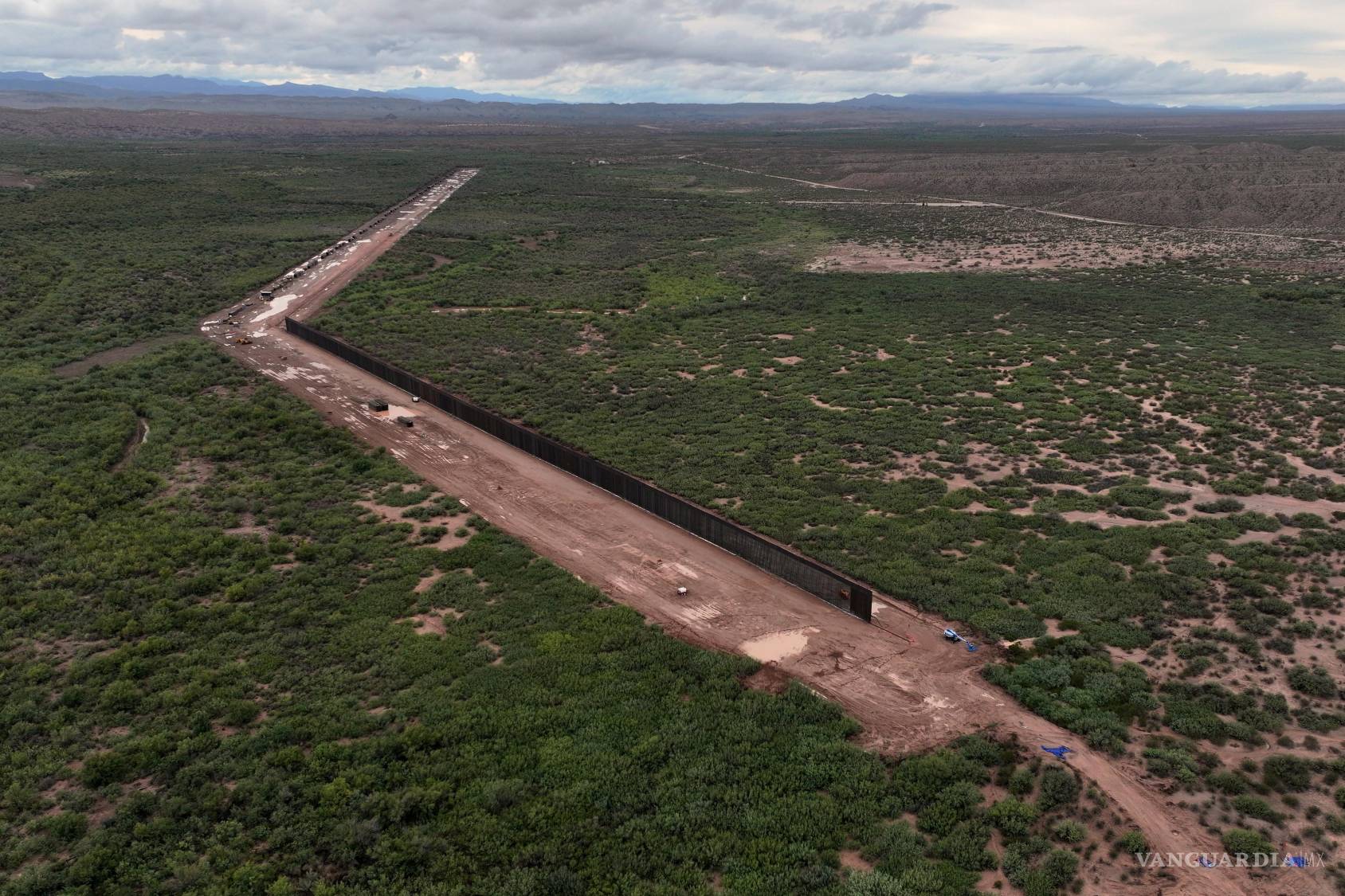 $!Un tramo del muro fronterizo está en construcción en la región de Big Bend, el miércoles 23 de septiembre de 2026, cerca de Sierra Blanca, Texas.
