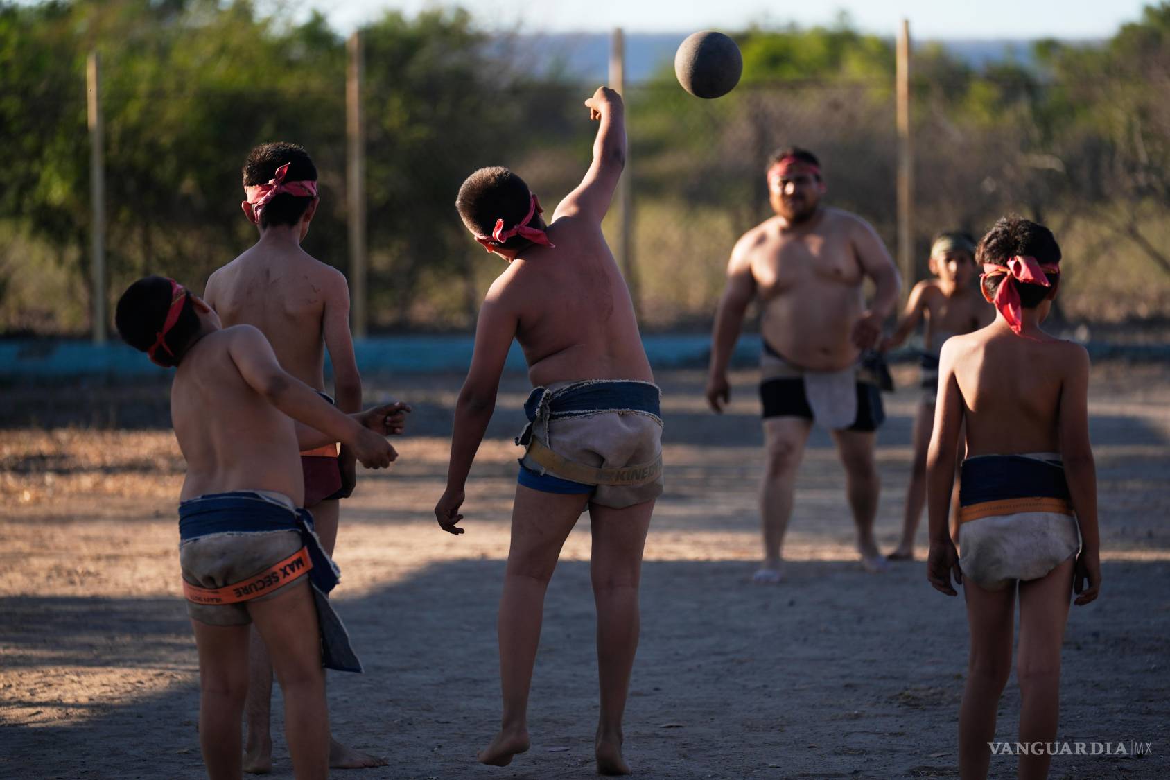 $!Jóvenes juegan ulema, un juego de pelota mesoamericano que data de la época prehispánica, en Los Llanitos, en las afueras de Mazatlán, México.